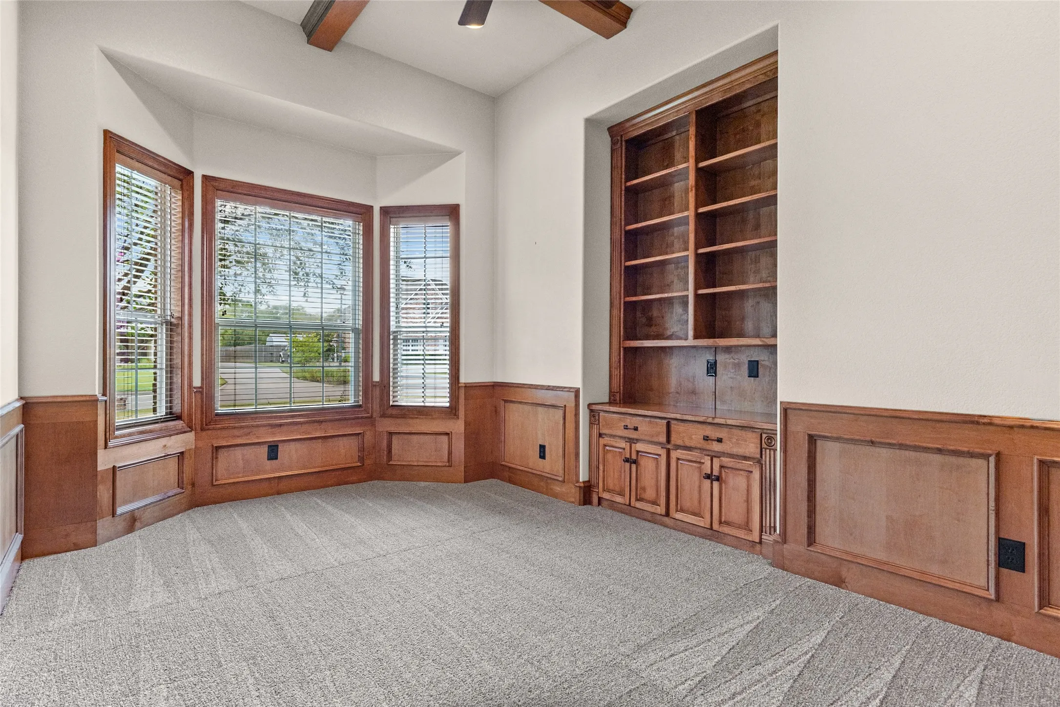 Single Family Residence For Sale in Hunt County , 2007 Creekview Drive, Commerce, Texas 75428, 3 Bedroom, 3 Bathroom, 2 Garage spaces, 3,341 Sqft, built in 2005, mls#21377043, Real Estate Agent in Commerce, Homes For Sale in Hunt county, Homes For Sale in Commerce, Realtor in Commerce Texas, Real Estate Brokerage Independent Realty Texas, Luminita Cordes Realtor