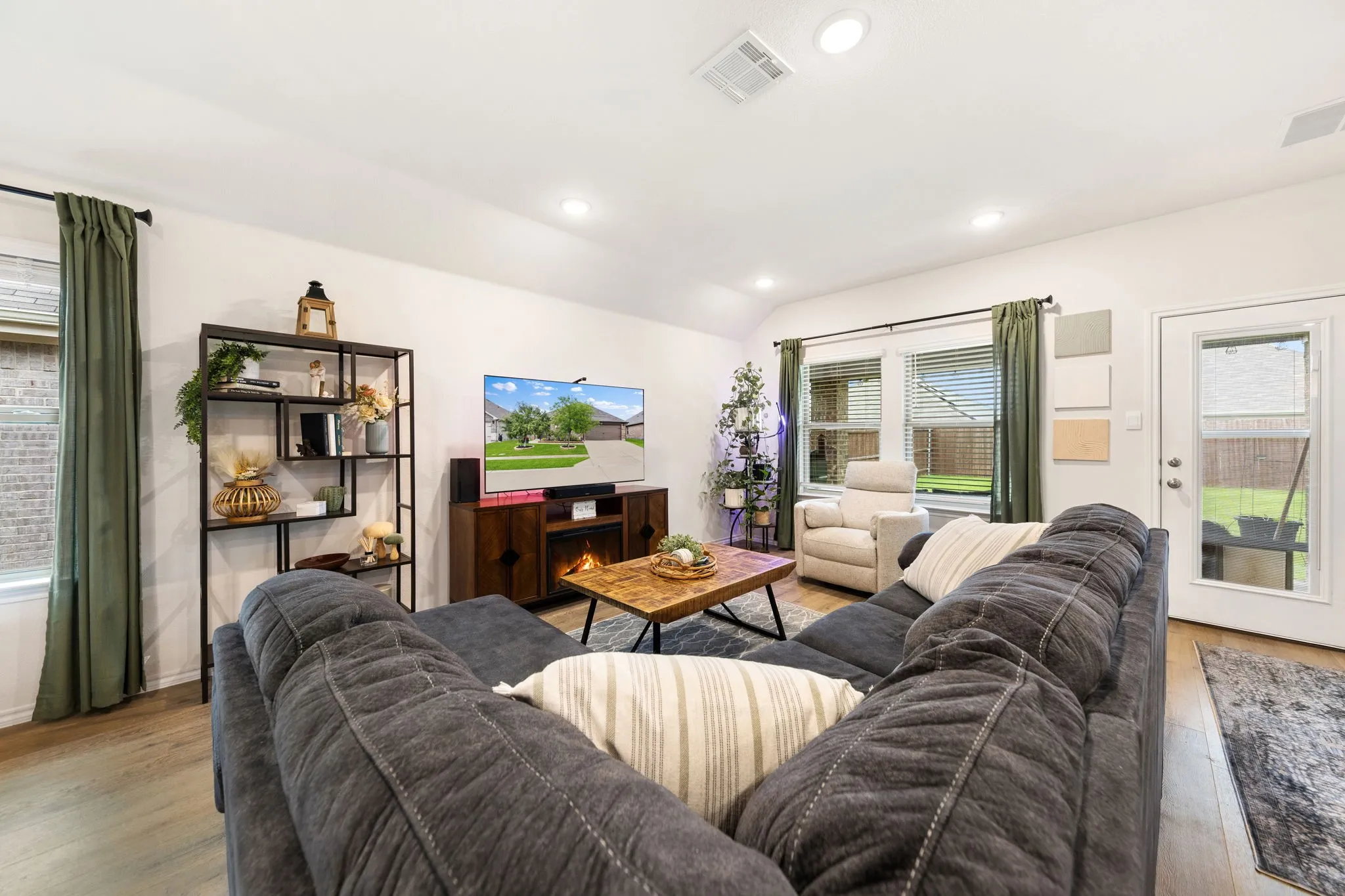 Single Family Residence For Sale in Ellis County , 1111 Baldwin Lane, Ennis, Texas 75119, 3 Bedroom, 2 Bathroom, 2 Garage spaces, 1,522 Sqft, built in 2024, mls#21377036, Real Estate Agent in Ennis, Homes For Sale in Ellis county, Homes For Sale in Ennis, Realtor in Ennis Texas, Real Estate Brokerage Independent Realty Texas, Luminita Cordes Realtor