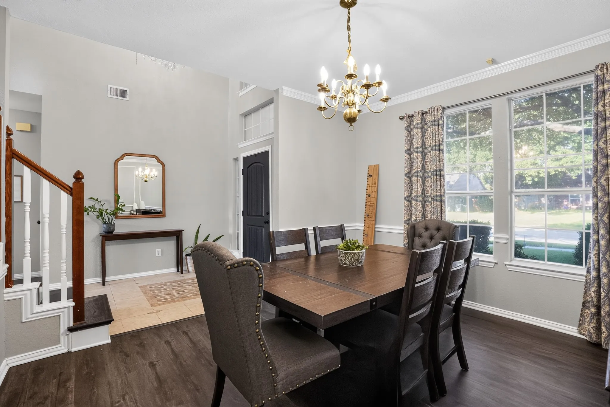 Formal dining room or flex room at the entry of the home