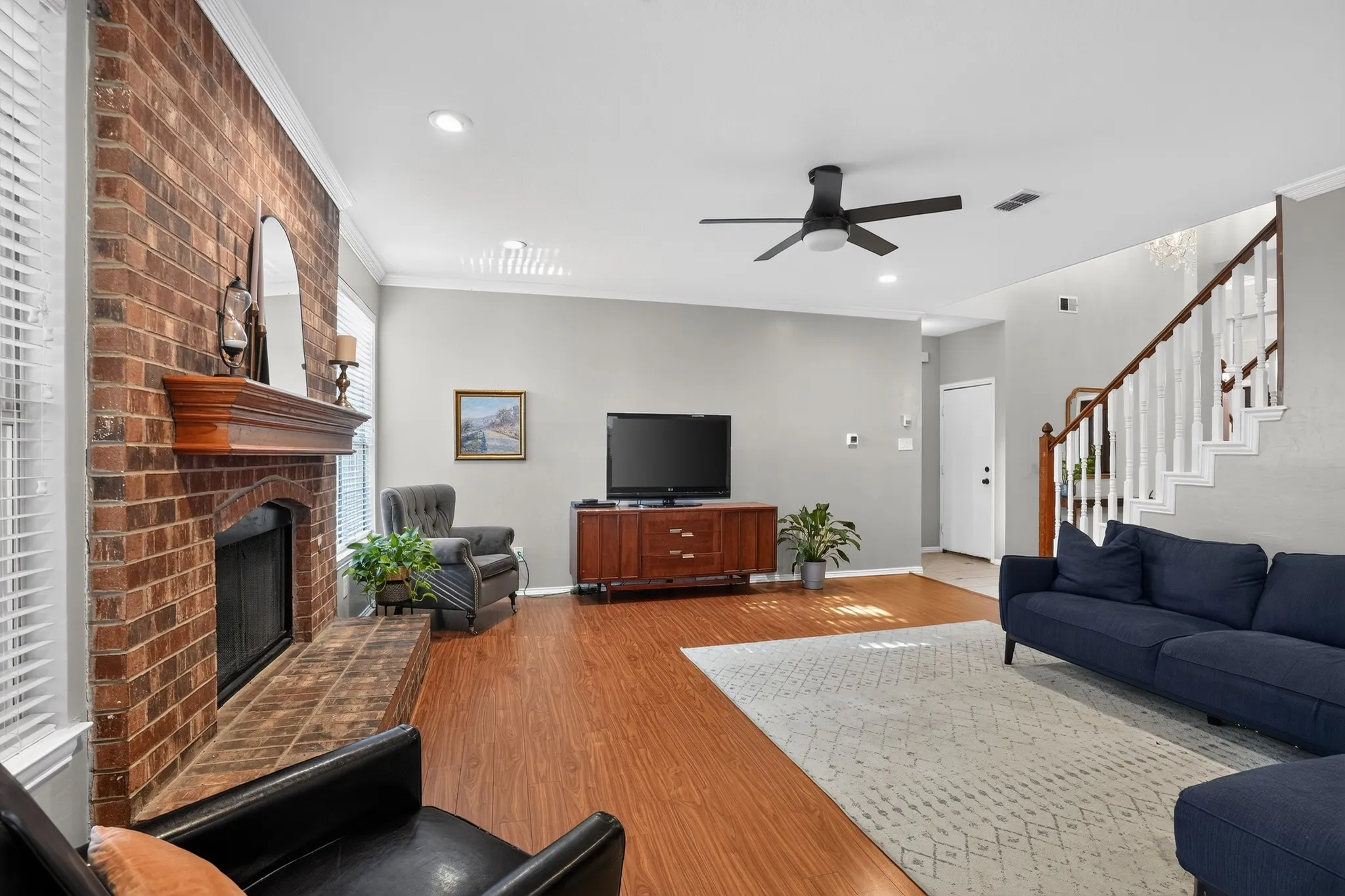 Spacious down stairs living room