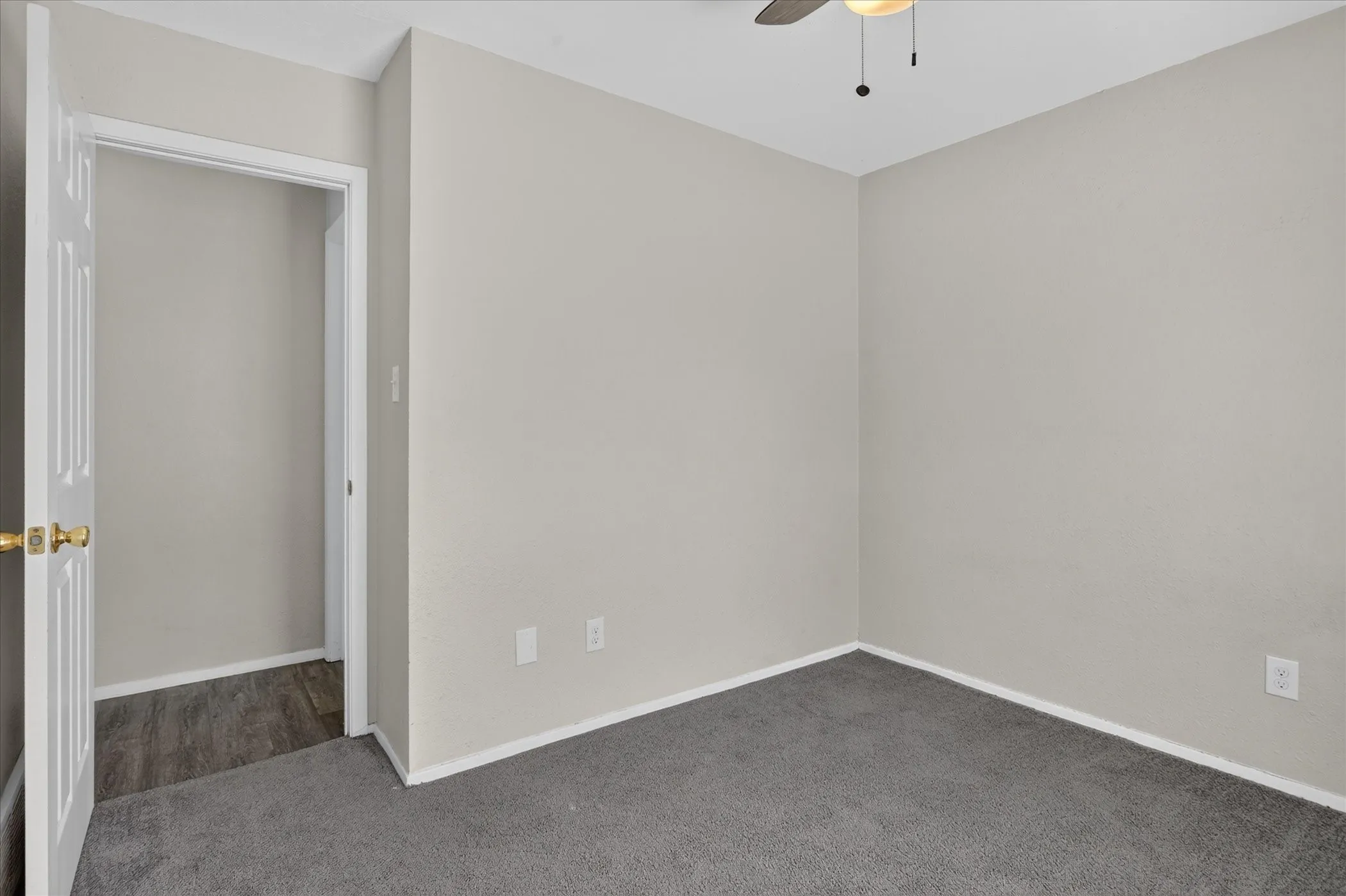 Neutral wall paint with contrasting trim