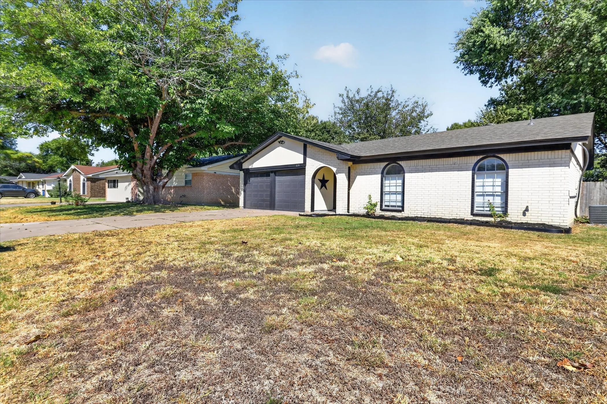 Single Family Residence For Sale in Johnson County , 628 Lisa Street, Burleson, Texas 76028, 3 Bedroom, 2 Bathroom, 2 Garage spaces, 1,076 Sqft, built in 1972, mls#21375318, Real Estate Agent in Burleson, Homes For Sale in Johnson county, Homes For Sale in Burleson, Realtor in Burleson Texas, Real Estate Brokerage Independent Realty Texas, Luminita Cordes Realtor