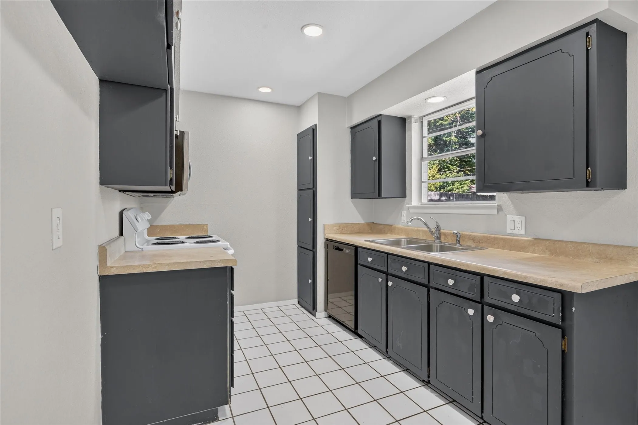 Single Family Residence For Sale in Johnson County , 628 Lisa Street, Burleson, Texas 76028, 3 Bedroom, 2 Bathroom, 2 Garage spaces, 1,076 Sqft, built in 1972, mls#21375318, Real Estate Agent in Burleson, Homes For Sale in Johnson county, Homes For Sale in Burleson, Realtor in Burleson Texas, Real Estate Brokerage Independent Realty Texas, Luminita Cordes Realtor