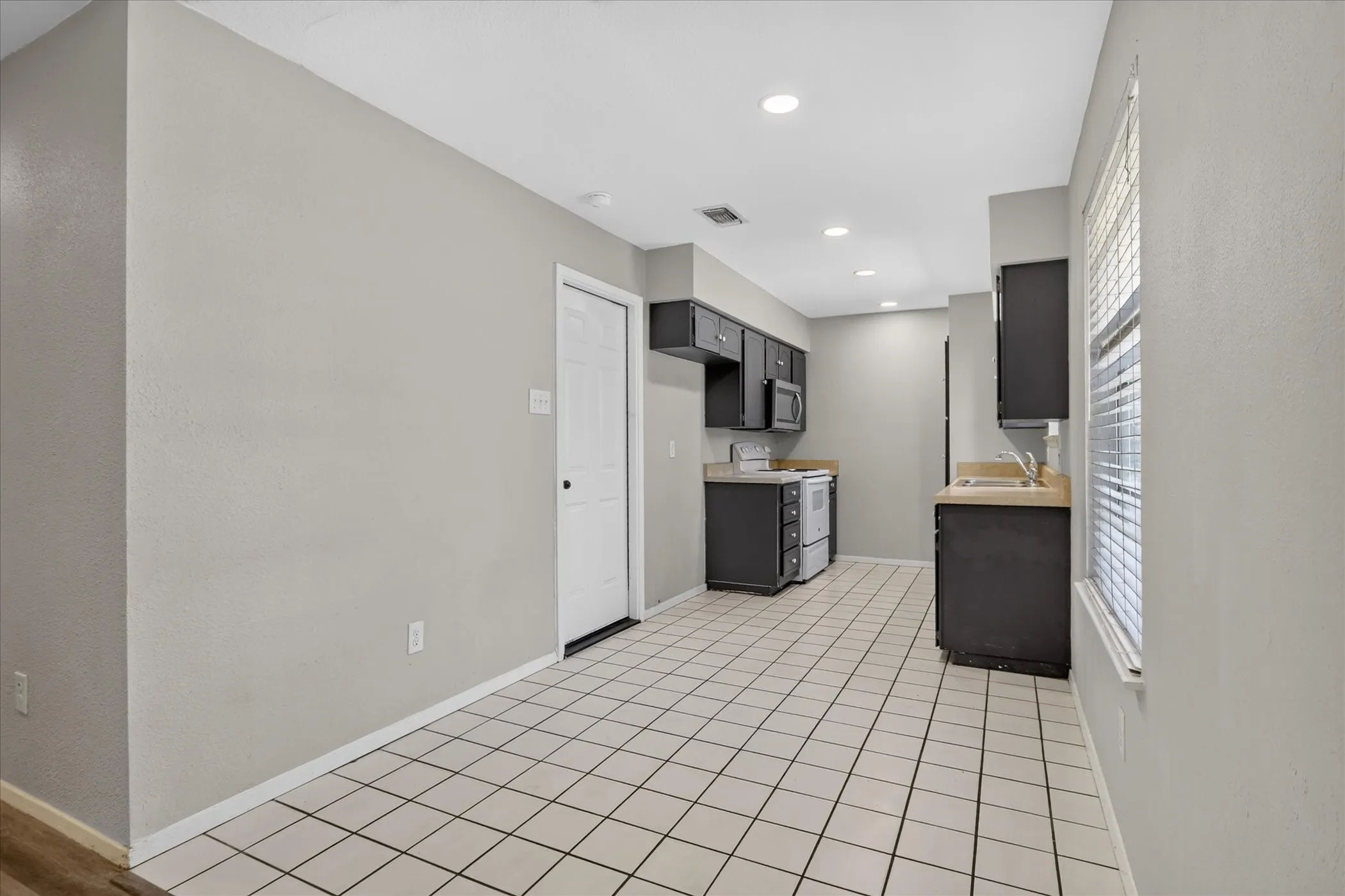 Single Family Residence For Sale in Johnson County , 628 Lisa Street, Burleson, Texas 76028, 3 Bedroom, 2 Bathroom, 2 Garage spaces, 1,076 Sqft, built in 1972, mls#21375318, Real Estate Agent in Burleson, Homes For Sale in Johnson county, Homes For Sale in Burleson, Realtor in Burleson Texas, Real Estate Brokerage Independent Realty Texas, Luminita Cordes Realtor