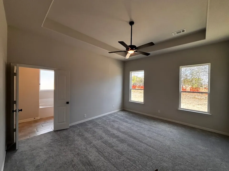 Tray ceiling with an integrated ceiling fan