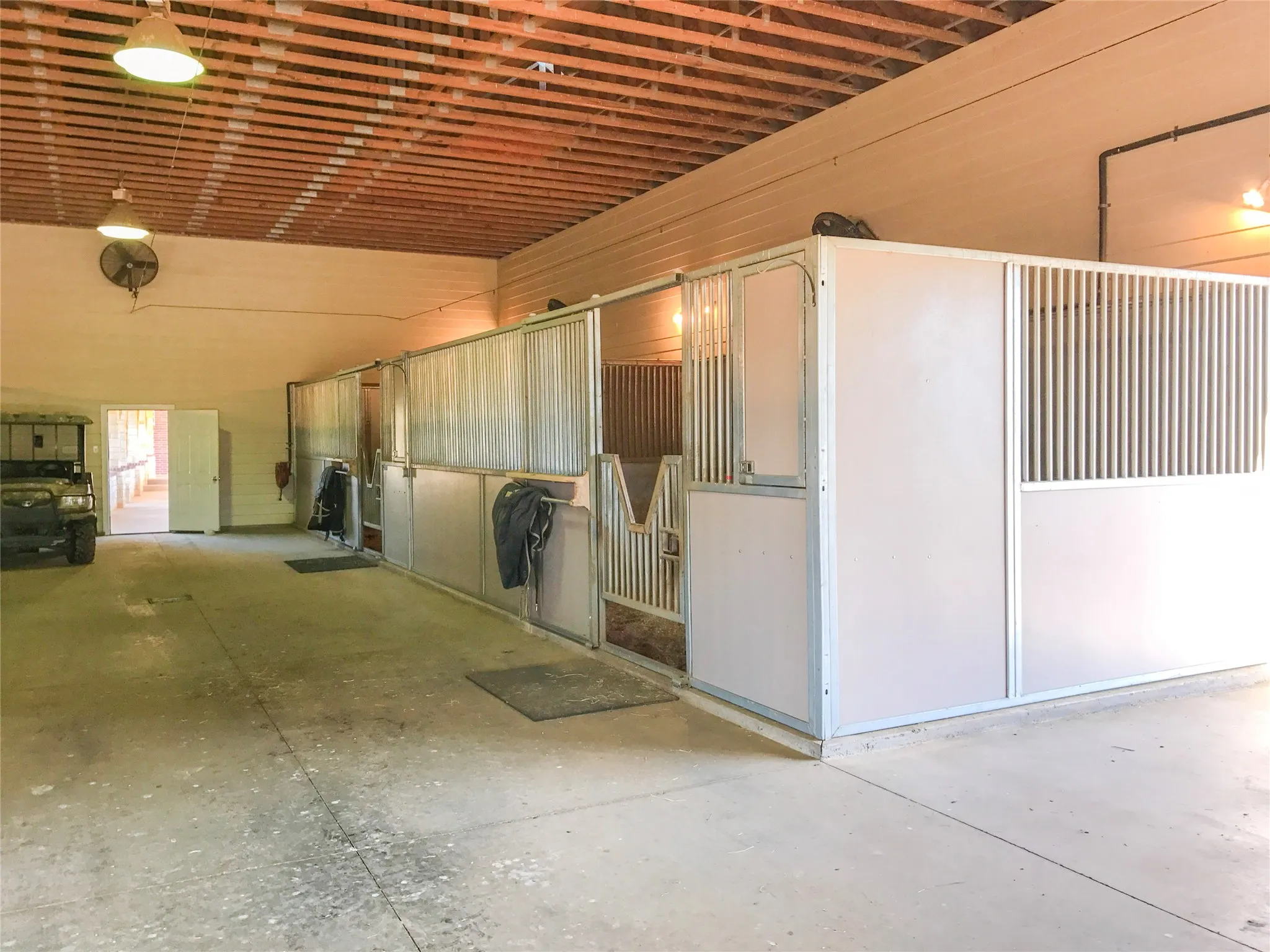 Farm For Sale in Hopkins County , 6220 INTERSTATE HIGHWAY 30 E, Sulphur Springs, Texas 75482, 4 Bedroom, 6 Bathroom, 7 Garage spaces, 6,548 Sqft, built in 2005, mls#21376762, Real Estate Agent in Sulphur Springs, Homes For Sale in Hopkins county, Homes For Sale in Sulphur Springs, Realtor in Sulphur Springs Texas, Real Estate Brokerage Independent Realty Texas, Luminita Cordes Realtor