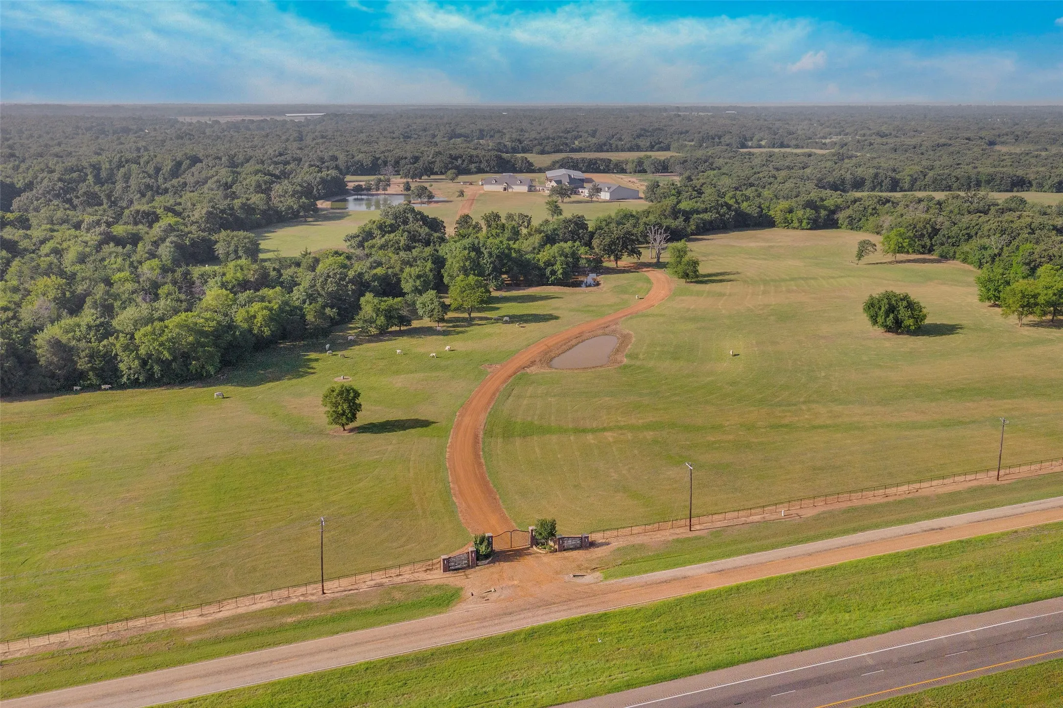 Farm For Sale in Hopkins County , 6220 INTERSTATE HIGHWAY 30 E, Sulphur Springs, Texas 75482, 4 Bedroom, 6 Bathroom, 7 Garage spaces, 6,548 Sqft, built in 2005, mls#21376762, Real Estate Agent in Sulphur Springs, Homes For Sale in Hopkins county, Homes For Sale in Sulphur Springs, Realtor in Sulphur Springs Texas, Real Estate Brokerage Independent Realty Texas, Luminita Cordes Realtor