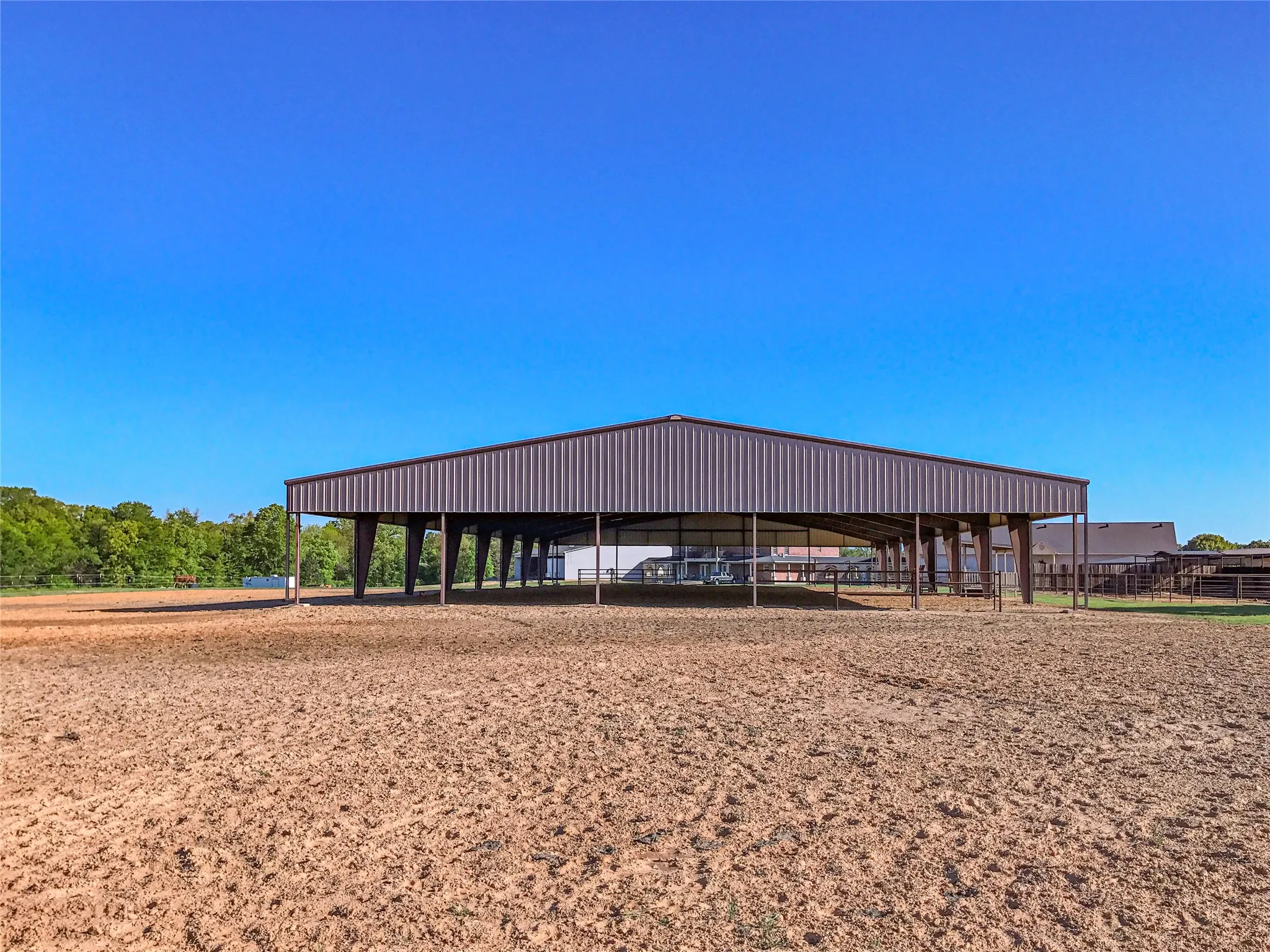 Farm For Sale in Hopkins County , 6220 INTERSTATE HIGHWAY 30 E, Sulphur Springs, Texas 75482, 4 Bedroom, 6 Bathroom, 7 Garage spaces, 6,548 Sqft, built in 2005, mls#21376762, Real Estate Agent in Sulphur Springs, Homes For Sale in Hopkins county, Homes For Sale in Sulphur Springs, Realtor in Sulphur Springs Texas, Real Estate Brokerage Independent Realty Texas, Luminita Cordes Realtor