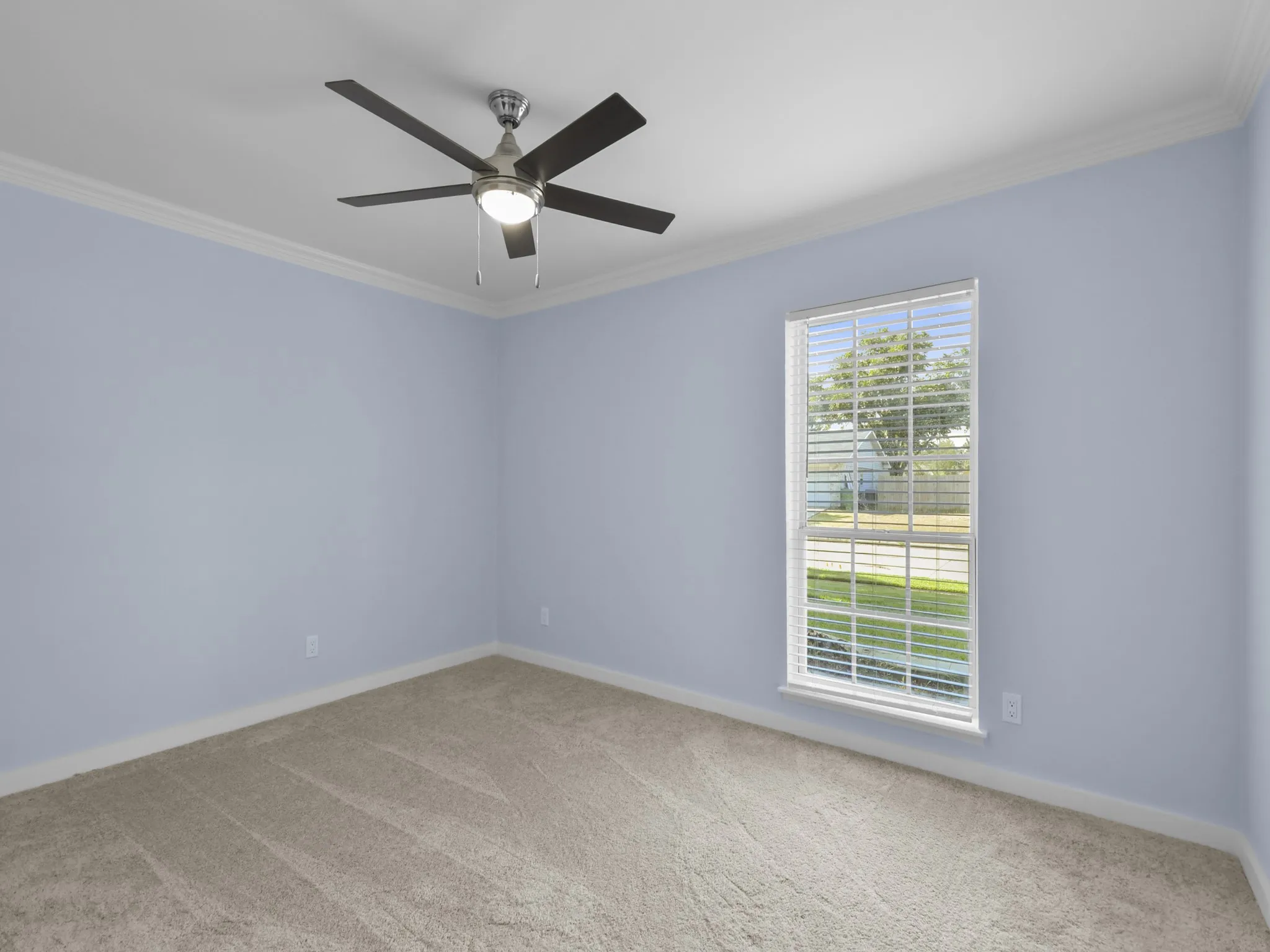 Recessed window with blinds, ceiling fan with integrated lighting, crown molding, and carpeted flooring