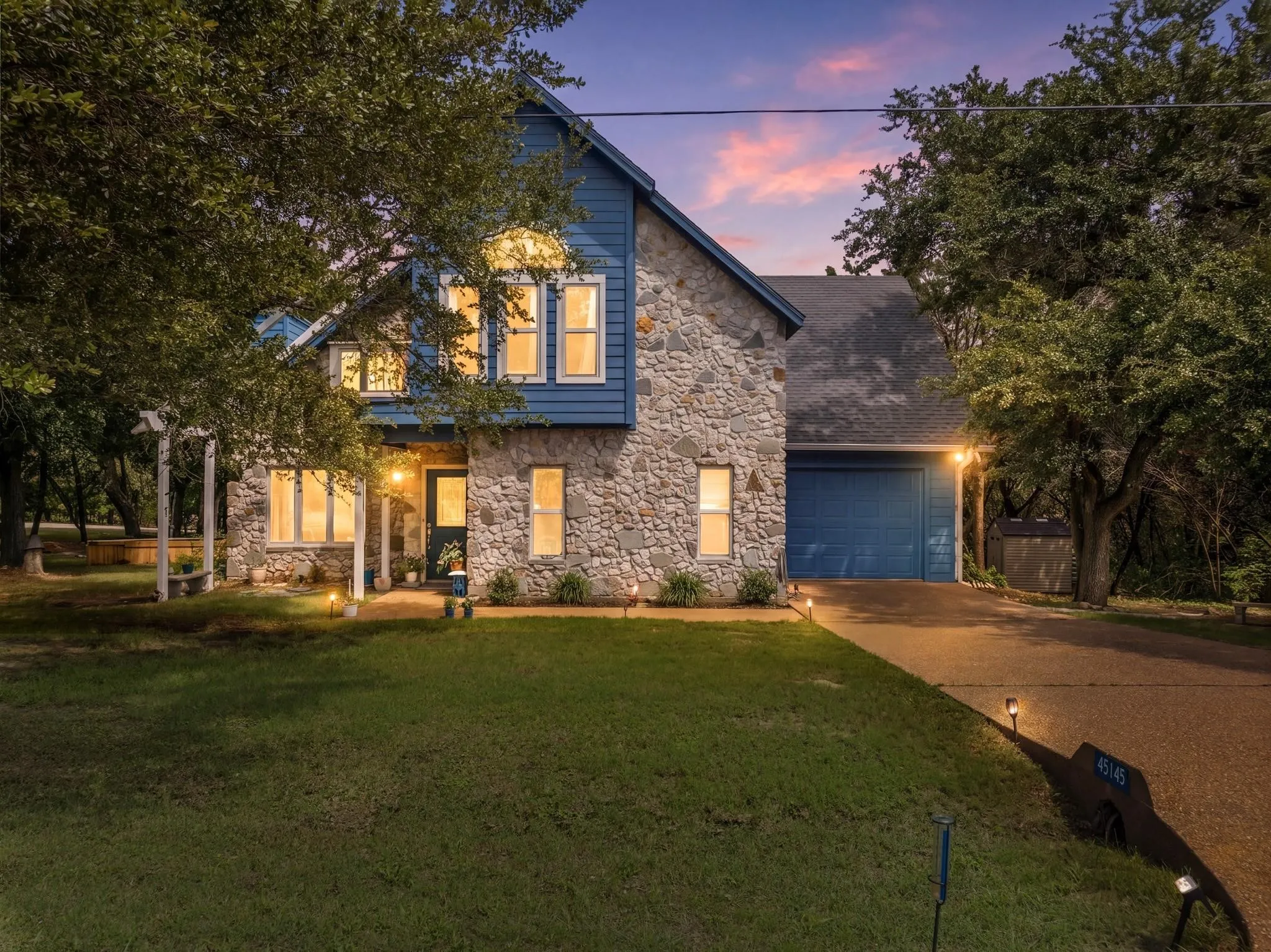 Single Family Residence For Sale in Hill County , 45145 Fringewood Drive, Whitney, Texas 76692, 3 Bedroom, 2 Bathroom, 2 Garage spaces, 1,676 Sqft, built in 2003, mls#21376493, Real Estate Agent in Whitney, Homes For Sale in Hill county, Homes For Sale in Whitney, Realtor in Whitney Texas, Real Estate Brokerage Independent Realty Texas, Luminita Cordes Realtor
