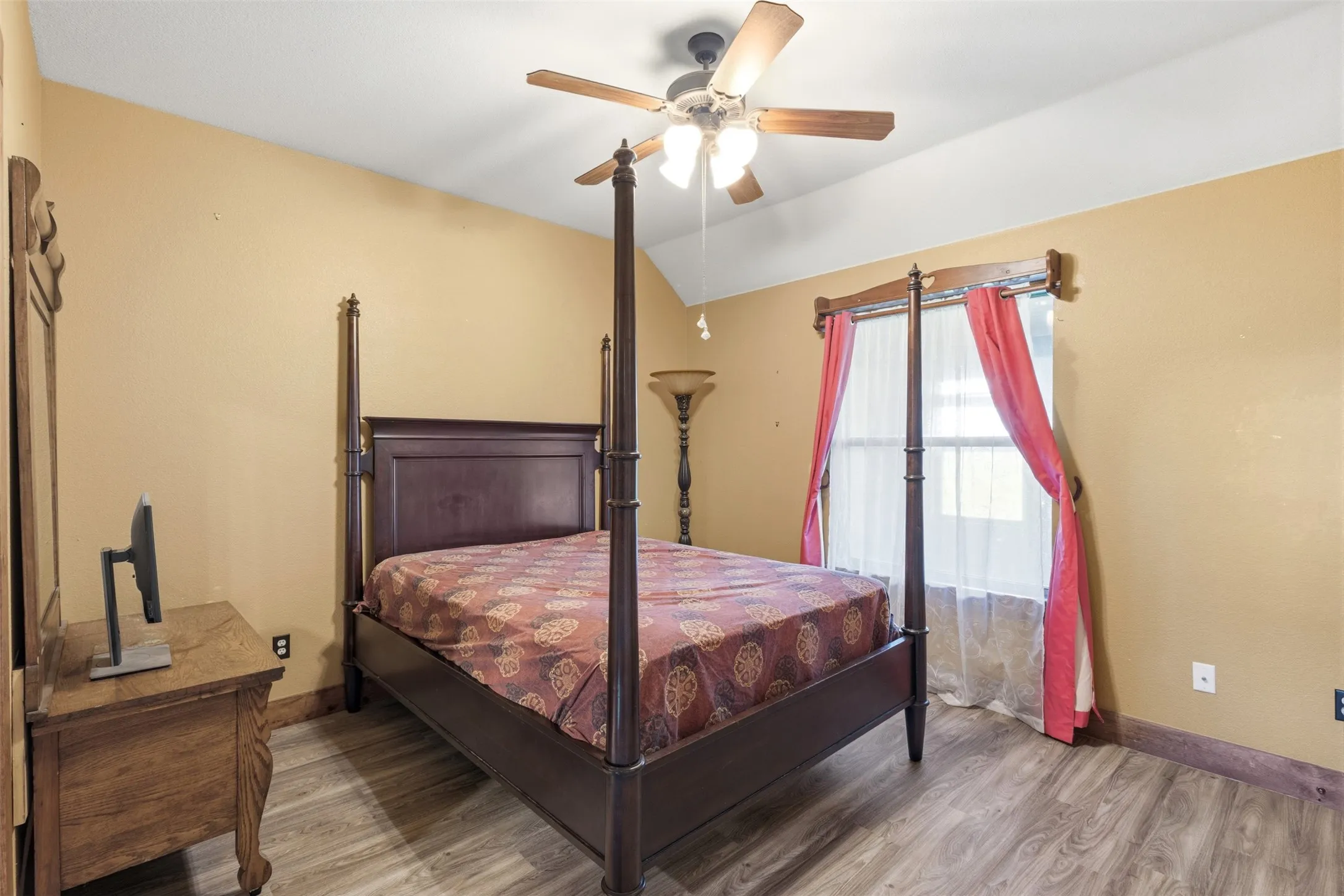 Single Family Residence For Sale in Kaufman County , 13733 County Road 109, Kaufman, Texas 75142, 3 Bedroom, 2 Bathroom, 2 Garage spaces, 2,240 Sqft, built in 2008, mls#21375199, Real Estate Agent in Kaufman, Homes For Sale in Kaufman county, Homes For Sale in Kaufman, Realtor in Kaufman Texas, Real Estate Brokerage Independent Realty Texas, Luminita Cordes Realtor