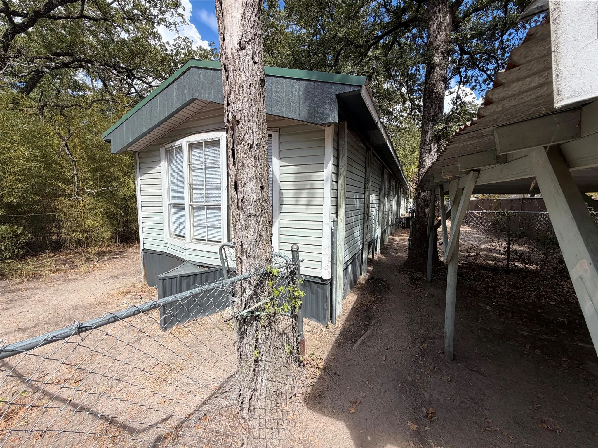 Manufactured Home For Sale in Henderson County , 108 Dove Lane, Mabank, Texas 75156, 3 Bedroom, 2 Bathroom, Garage spaces, 1,064 Sqft, built in 1984, mls#21377032, Real Estate Agent in Mabank, Homes For Sale in Henderson county, Homes For Sale in Mabank, Realtor in Mabank Texas, Real Estate Brokerage Independent Realty Texas, Luminita Cordes Realtor