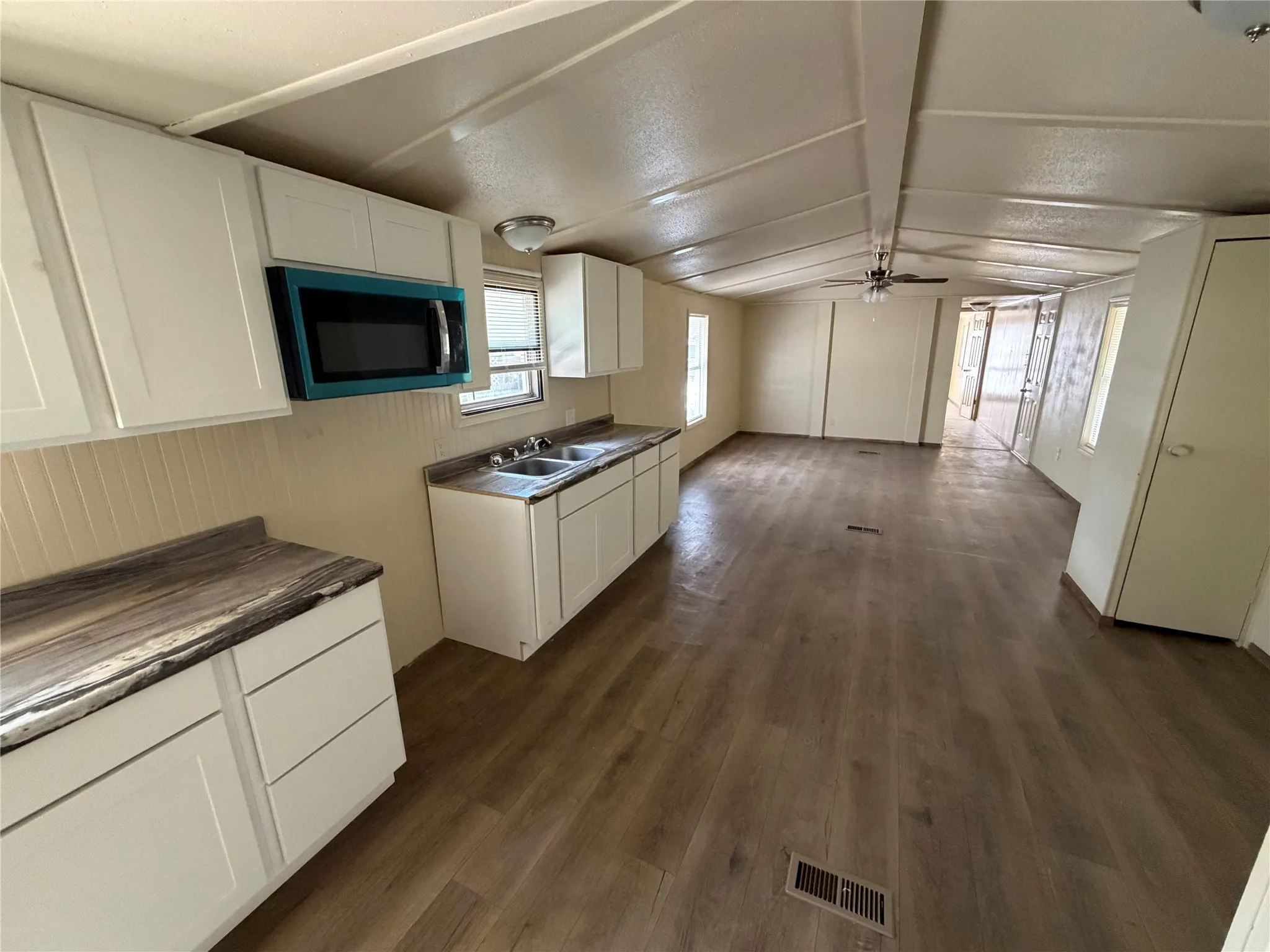 Manufactured Home For Sale in Henderson County , 108 Dove Lane, Mabank, Texas 75156, 3 Bedroom, 2 Bathroom, Garage spaces, 1,064 Sqft, built in 1984, mls#21377032, Real Estate Agent in Mabank, Homes For Sale in Henderson county, Homes For Sale in Mabank, Realtor in Mabank Texas, Real Estate Brokerage Independent Realty Texas, Luminita Cordes Realtor