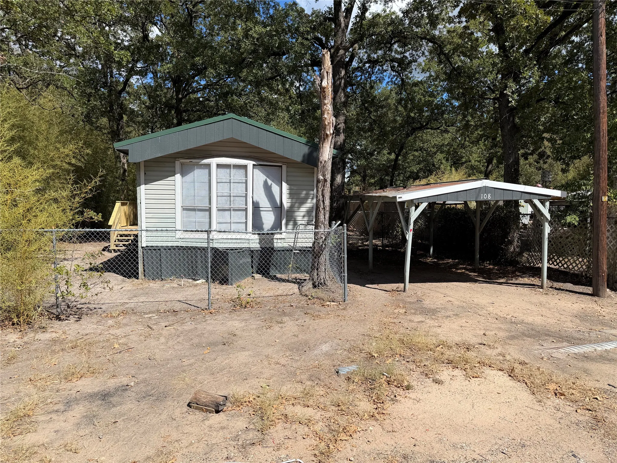 Manufactured Home For Sale in Henderson County , 108 Dove Lane, Mabank, Texas 75156, 3 Bedroom, 2 Bathroom, Garage spaces, 1,064 Sqft, built in 1984, mls#21377032, Real Estate Agent in Mabank, Homes For Sale in Henderson county, Homes For Sale in Mabank, Realtor in Mabank Texas, Real Estate Brokerage Independent Realty Texas, Luminita Cordes Realtor
