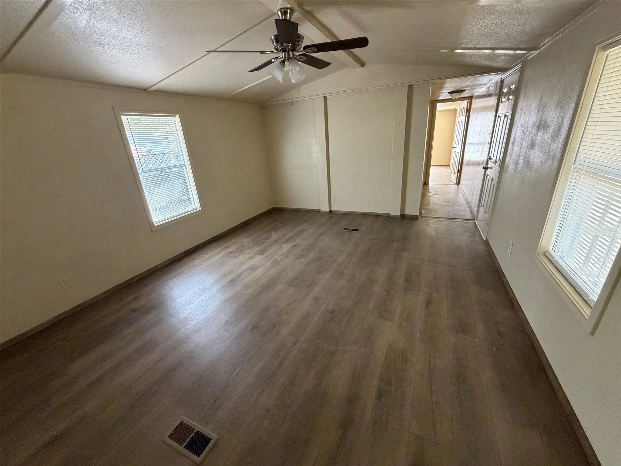 Manufactured Home For Sale in Henderson County , 108 Dove Lane, Mabank, Texas 75156, 3 Bedroom, 2 Bathroom, Garage spaces, 1,064 Sqft, built in 1984, mls#21377032, Real Estate Agent in Mabank, Homes For Sale in Henderson county, Homes For Sale in Mabank, Realtor in Mabank Texas, Real Estate Brokerage Independent Realty Texas, Luminita Cordes Realtor