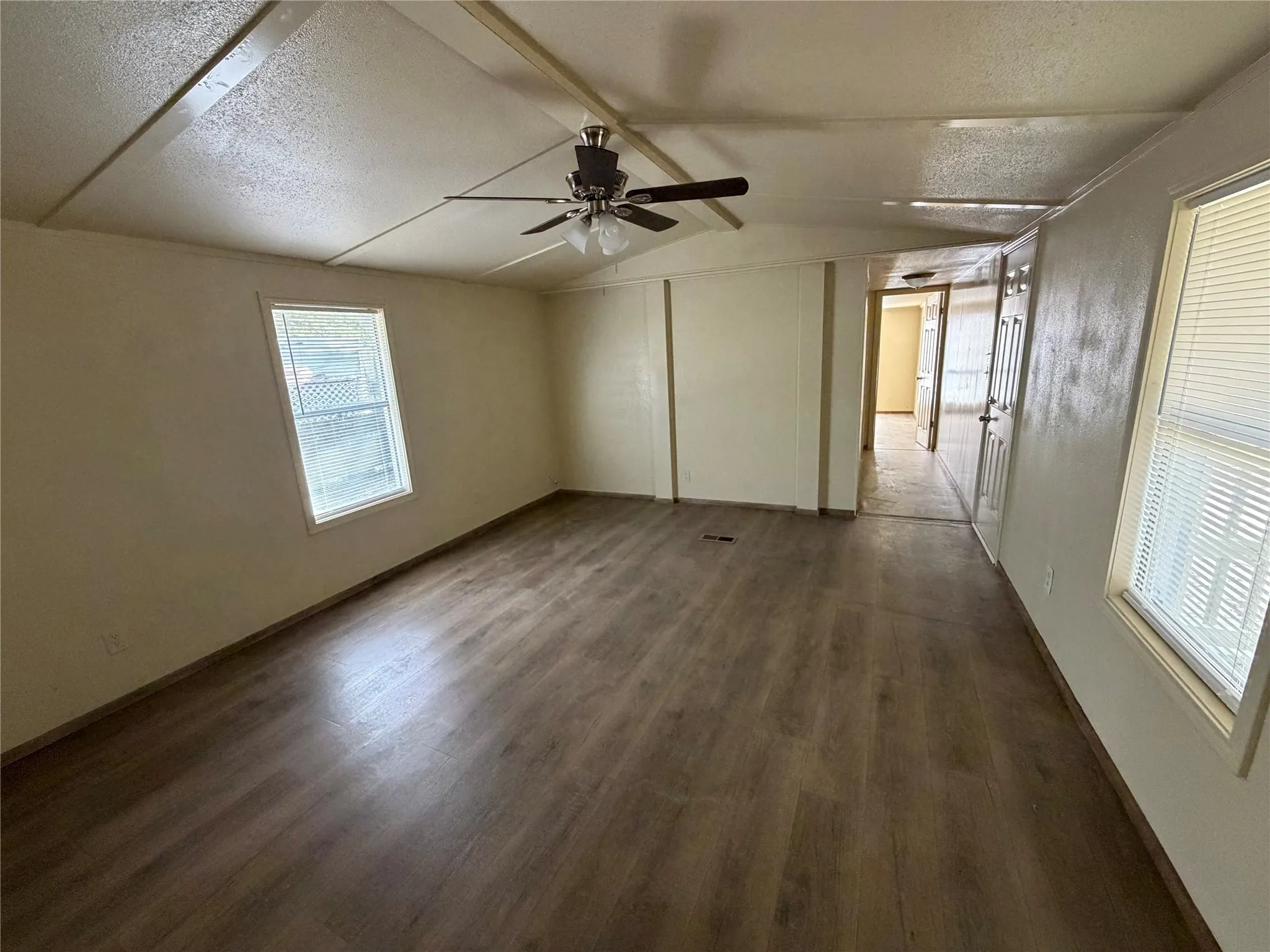 Manufactured Home For Sale in Henderson County , 108 Dove Lane, Mabank, Texas 75156, 3 Bedroom, 2 Bathroom, Garage spaces, 1,064 Sqft, built in 1984, mls#21377032, Real Estate Agent in Mabank, Homes For Sale in Henderson county, Homes For Sale in Mabank, Realtor in Mabank Texas, Real Estate Brokerage Independent Realty Texas, Luminita Cordes Realtor