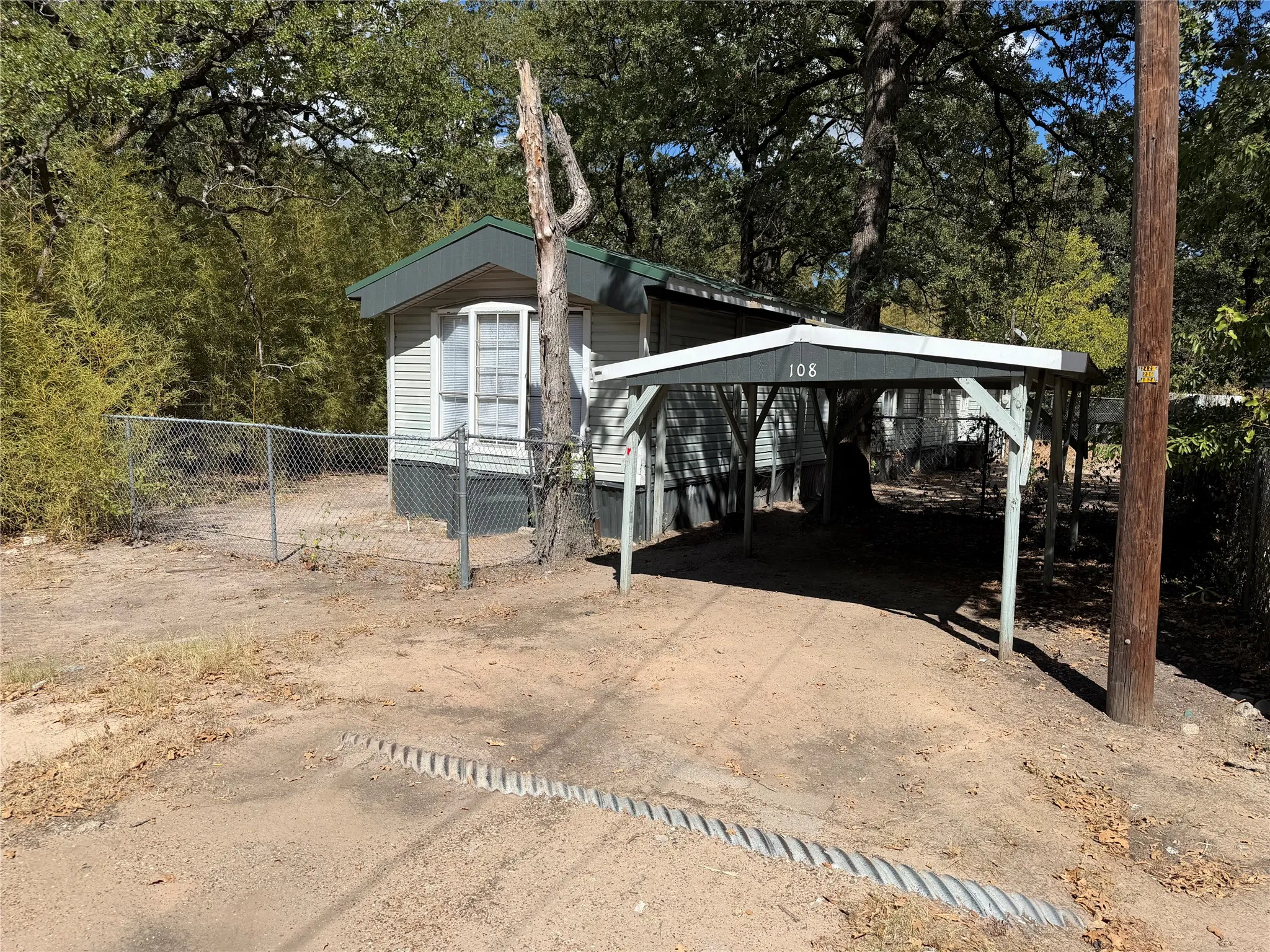 Manufactured Home For Sale in Henderson County , 108 Dove Lane, Mabank, Texas 75156, 3 Bedroom, 2 Bathroom, Garage spaces, 1,064 Sqft, built in 1984, mls#21377032, Real Estate Agent in Mabank, Homes For Sale in Henderson county, Homes For Sale in Mabank, Realtor in Mabank Texas, Real Estate Brokerage Independent Realty Texas, Luminita Cordes Realtor