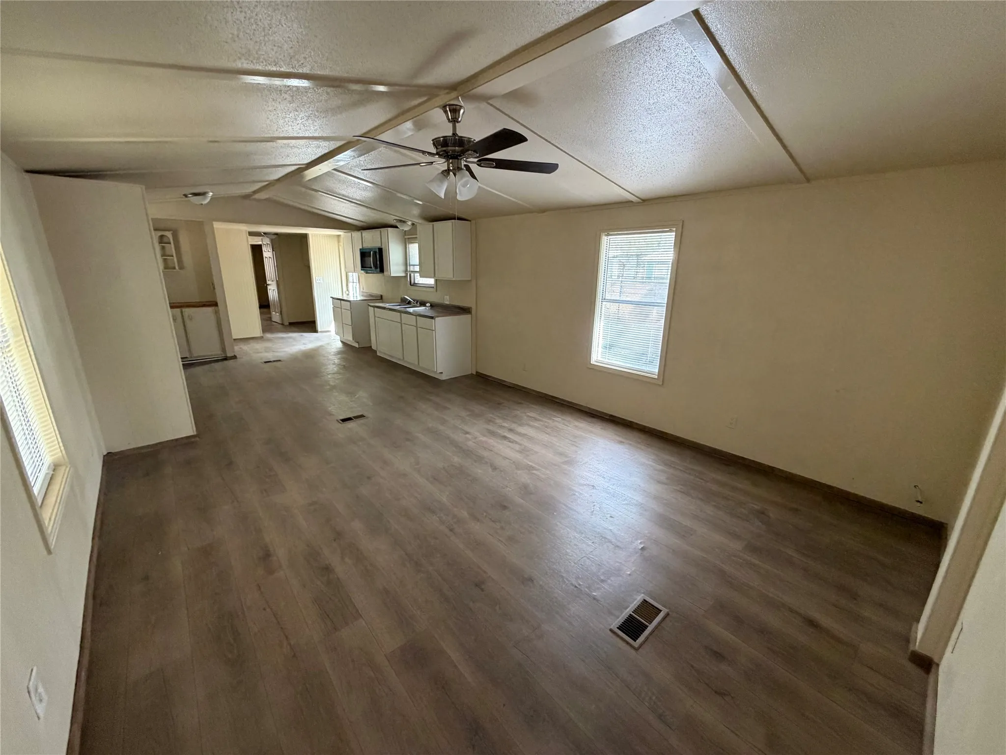 Manufactured Home For Sale in Henderson County , 108 Dove Lane, Mabank, Texas 75156, 3 Bedroom, 2 Bathroom, Garage spaces, 1,064 Sqft, built in 1984, mls#21377032, Real Estate Agent in Mabank, Homes For Sale in Henderson county, Homes For Sale in Mabank, Realtor in Mabank Texas, Real Estate Brokerage Independent Realty Texas, Luminita Cordes Realtor