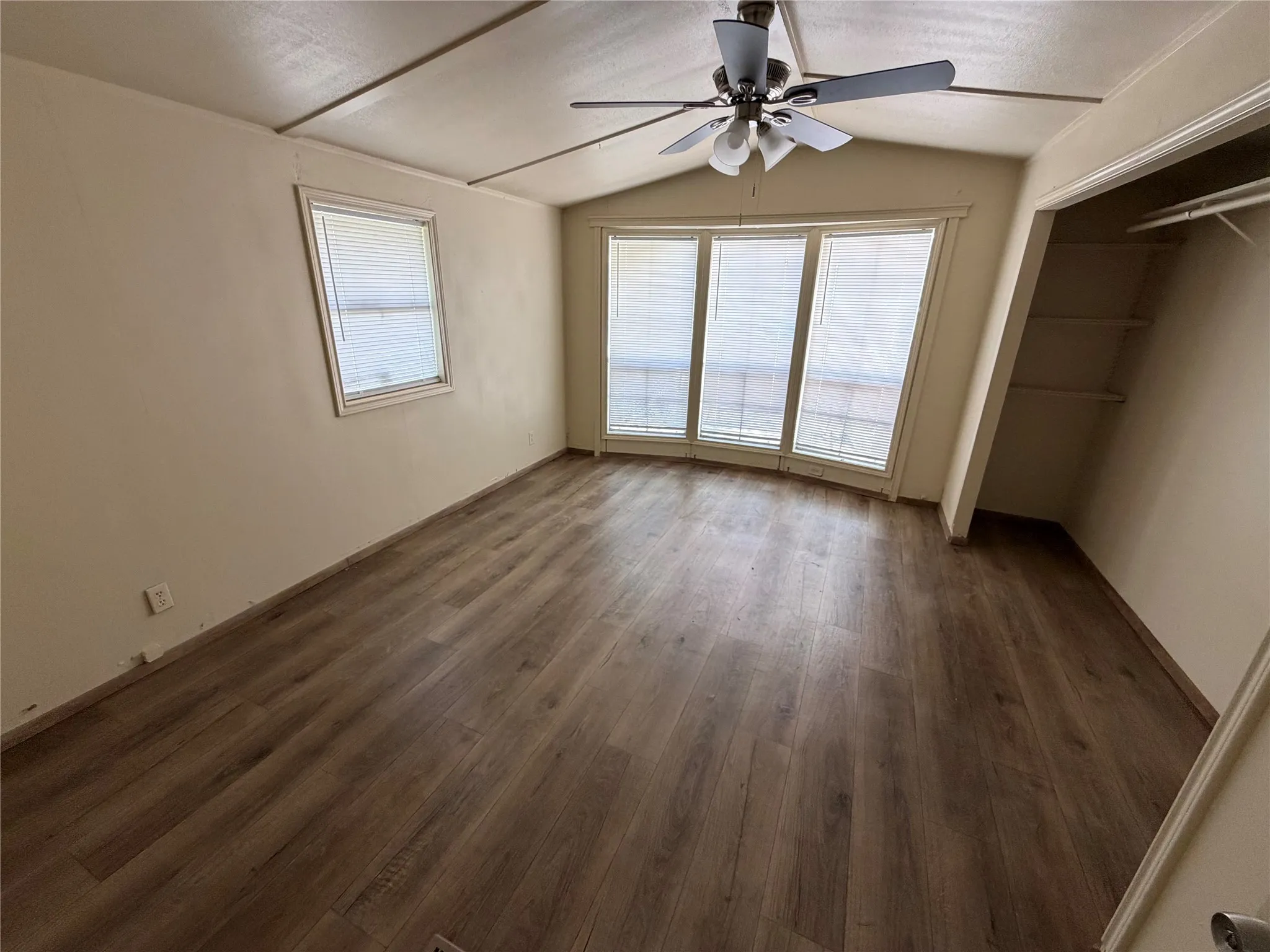 Manufactured Home For Sale in Henderson County , 108 Dove Lane, Mabank, Texas 75156, 3 Bedroom, 2 Bathroom, Garage spaces, 1,064 Sqft, built in 1984, mls#21377032, Real Estate Agent in Mabank, Homes For Sale in Henderson county, Homes For Sale in Mabank, Realtor in Mabank Texas, Real Estate Brokerage Independent Realty Texas, Luminita Cordes Realtor