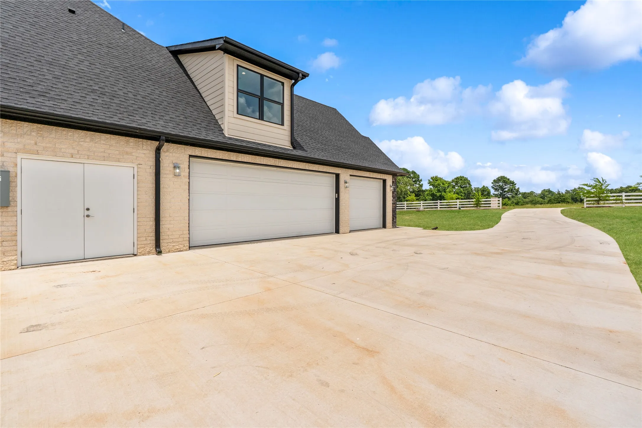 Single Family Residence For Sale in Smith County , 21604 Woodring Road, Bullard, Texas 75757, 5 Bedroom, 4 Bathroom, 3 Garage spaces, 3,309 Sqft, built in 2025, mls#21377069, Real Estate Agent in Bullard, Homes For Sale in Smith county, Homes For Sale in Bullard, Realtor in Bullard Texas, Real Estate Brokerage Independent Realty Texas, Luminita Cordes Realtor