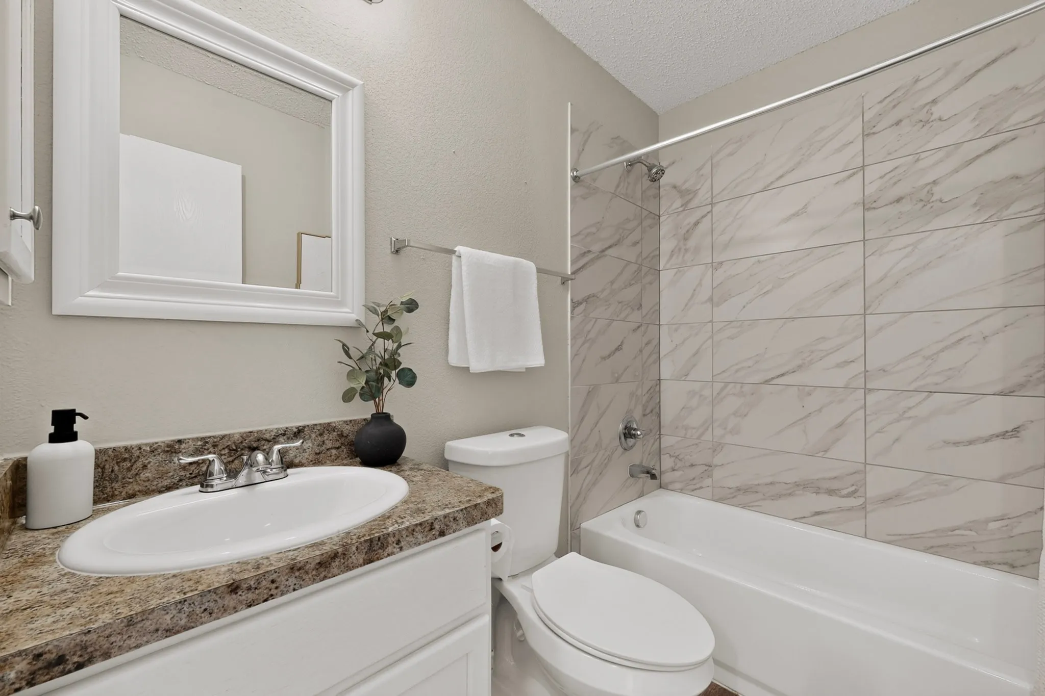 Single Family Residence For Rent in Denton County , 625 Spillway Drive, Little Elm, Texas 75068, 3 Bedroom, 2 Bathroom, 2 Garage spaces, 1,687 Sqft, built in 2001, mls#21377091, Real Estate Agent in Little Elm, Homes For Rent in Denton county, Homes For Rent in Little Elm, Realtor in Little Elm Texas, Real Estate Brokerage Independent Realty Texas, Luminita Cordes Realtor