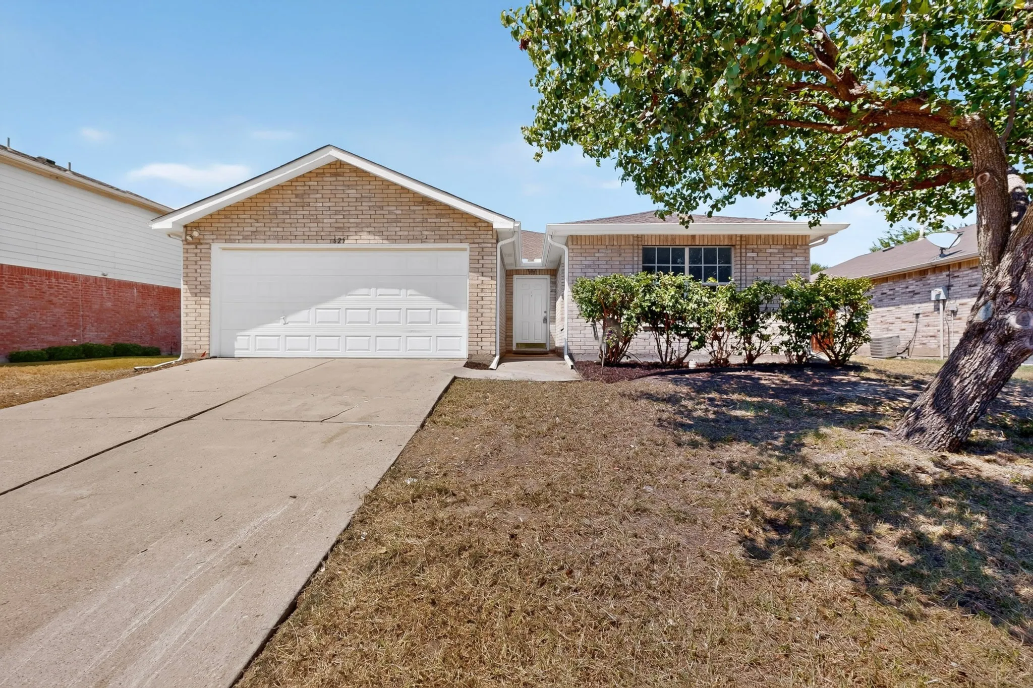 Single Family Residence For Rent in Denton County , 625 Spillway Drive, Little Elm, Texas 75068, 3 Bedroom, 2 Bathroom, 2 Garage spaces, 1,687 Sqft, built in 2001, mls#21377091, Real Estate Agent in Little Elm, Homes For Rent in Denton county, Homes For Rent in Little Elm, Realtor in Little Elm Texas, Real Estate Brokerage Independent Realty Texas, Luminita Cordes Realtor