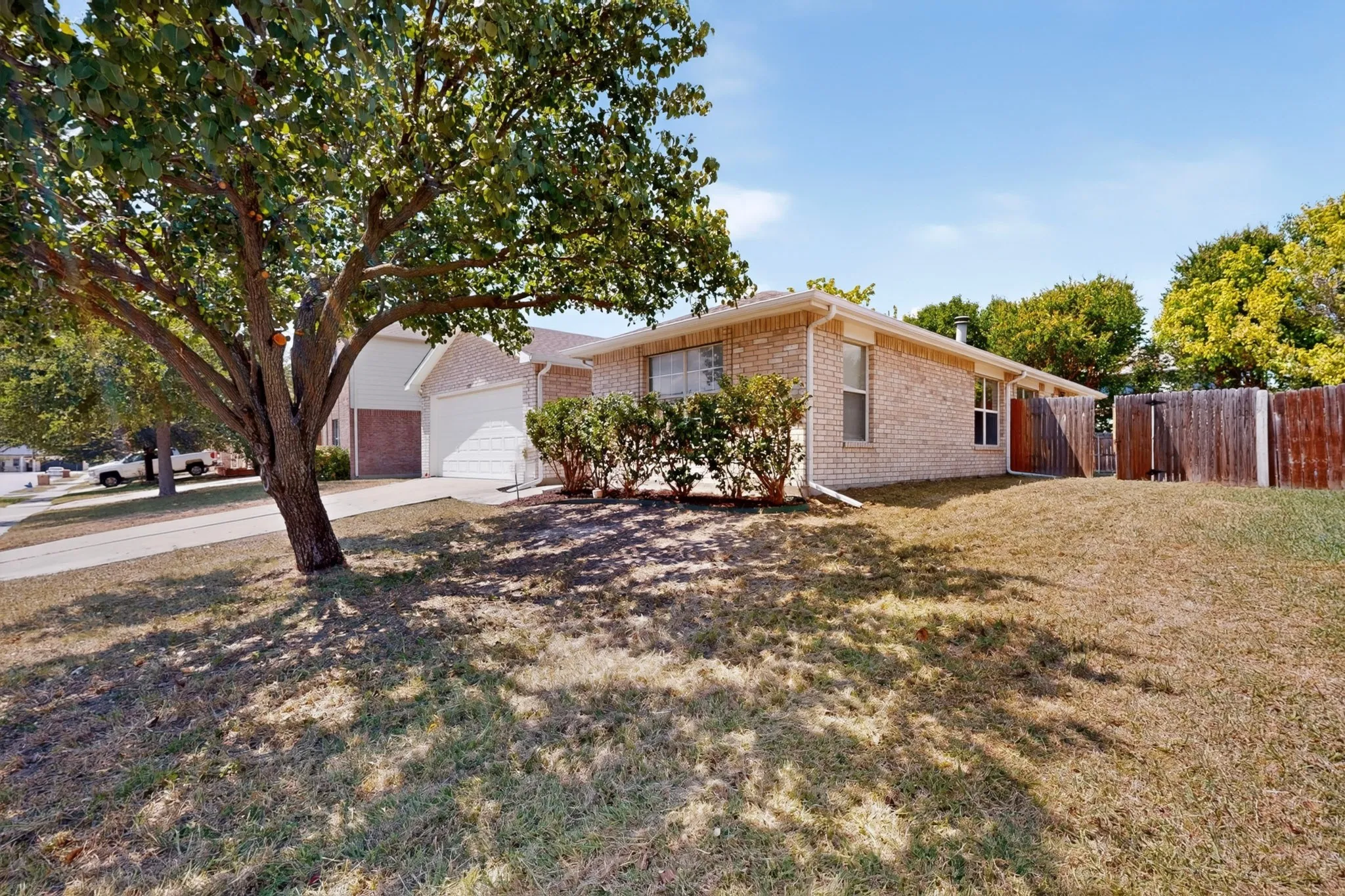 Single Family Residence For Rent in Denton County , 625 Spillway Drive, Little Elm, Texas 75068, 3 Bedroom, 2 Bathroom, 2 Garage spaces, 1,687 Sqft, built in 2001, mls#21377091, Real Estate Agent in Little Elm, Homes For Rent in Denton county, Homes For Rent in Little Elm, Realtor in Little Elm Texas, Real Estate Brokerage Independent Realty Texas, Luminita Cordes Realtor