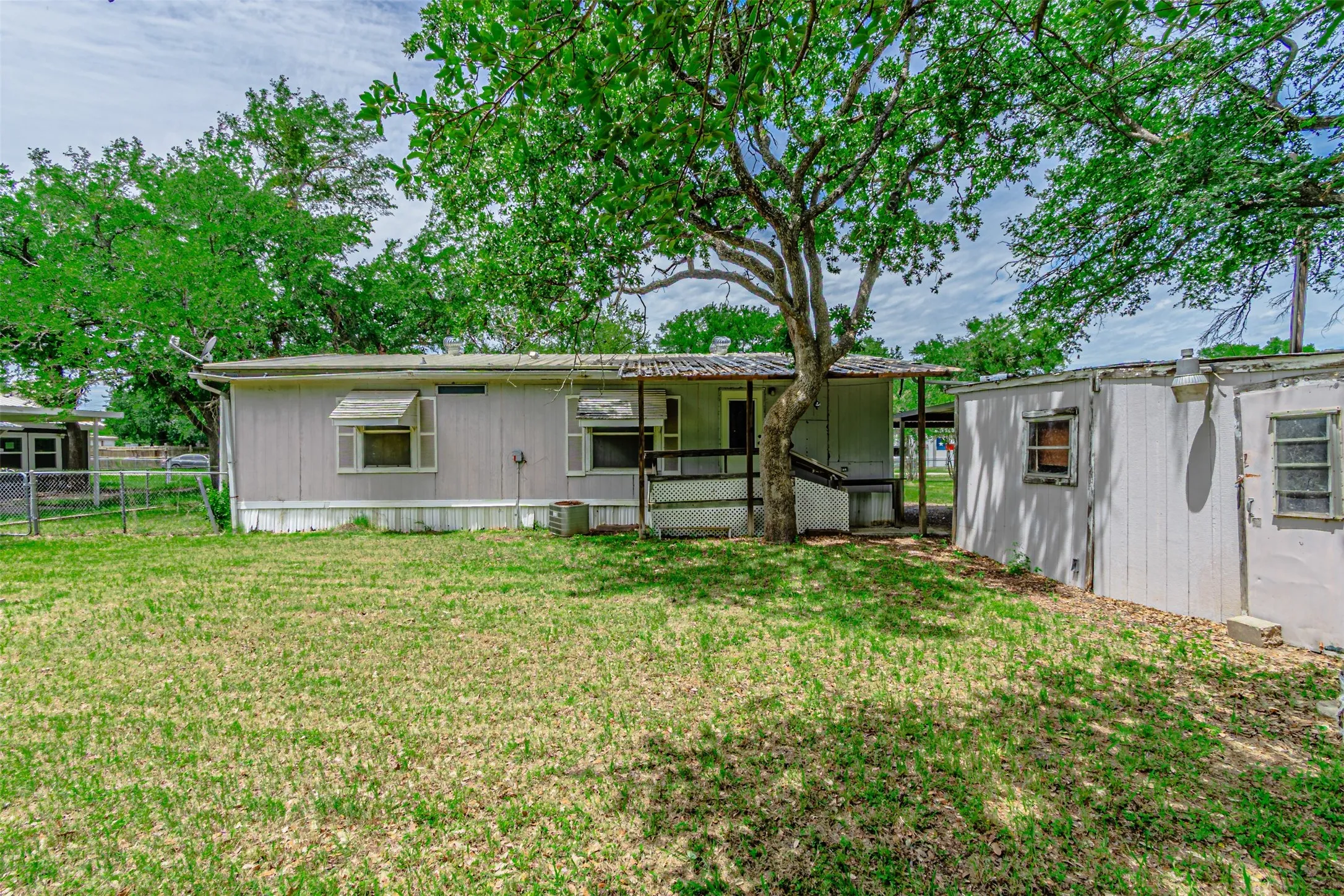Mobile Home For Sale in Hood County , 3007 Tanglewood Drive, Granbury, Texas 76048, 2 Bedroom, 2 Bathroom, Garage spaces, 1,568 Sqft, built in 1985, mls#21377102, Real Estate Agent in Granbury, Homes For Sale in Hood county, Homes For Sale in Granbury, Realtor in Granbury Texas, Real Estate Brokerage Independent Realty Texas, Luminita Cordes Realtor