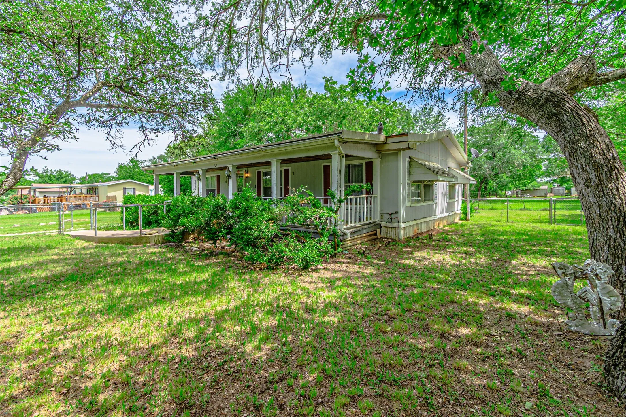 Mobile Home For Sale in Hood County , 3007 Tanglewood Drive, Granbury, Texas 76048, 2 Bedroom, 2 Bathroom, Garage spaces, 1,568 Sqft, built in 1985, mls#21377102, Real Estate Agent in Granbury, Homes For Sale in Hood county, Homes For Sale in Granbury, Realtor in Granbury Texas, Real Estate Brokerage Independent Realty Texas, Luminita Cordes Realtor