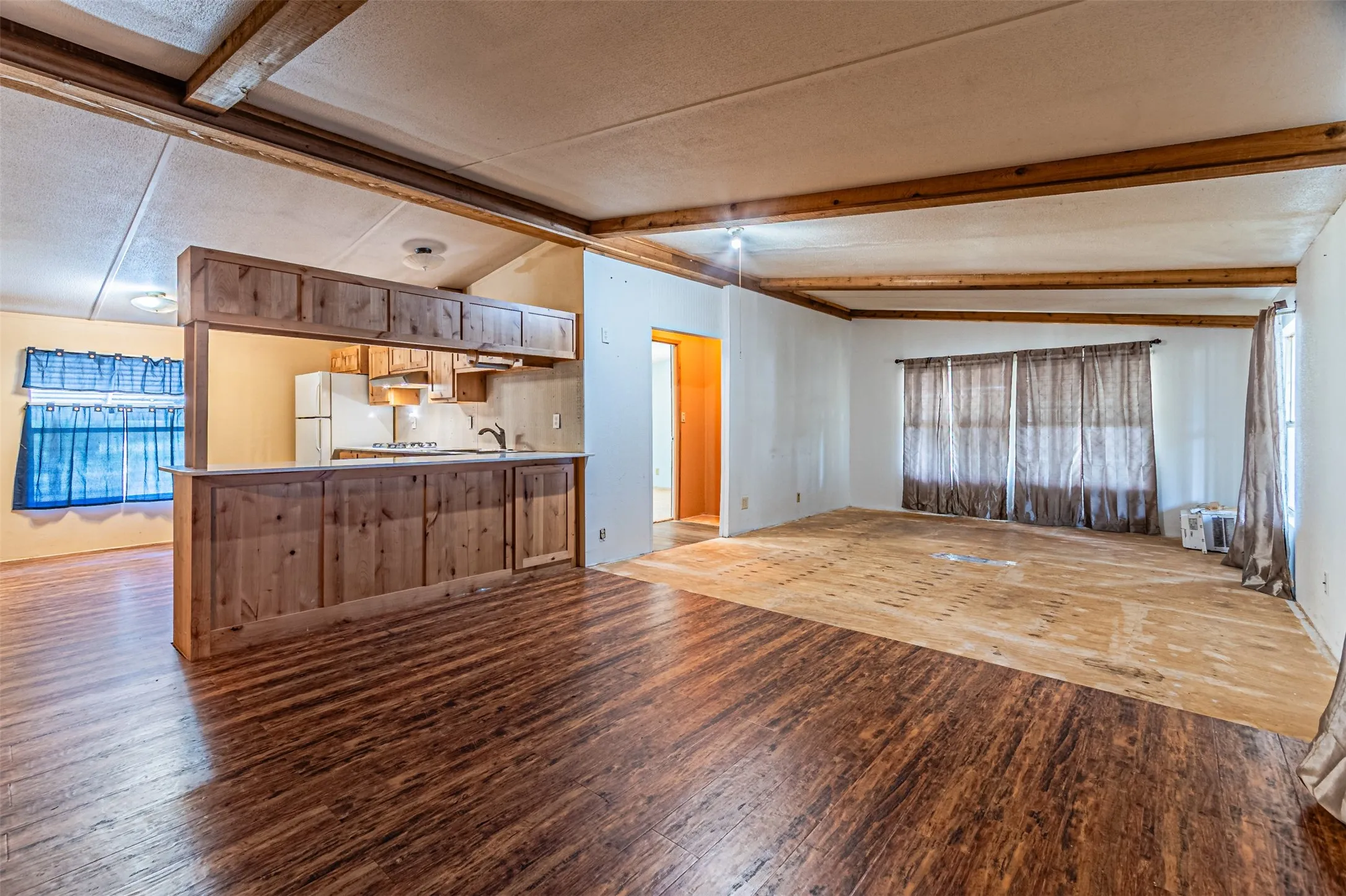 Mobile Home For Sale in Hood County , 3007 Tanglewood Drive, Granbury, Texas 76048, 2 Bedroom, 2 Bathroom, Garage spaces, 1,568 Sqft, built in 1985, mls#21377102, Real Estate Agent in Granbury, Homes For Sale in Hood county, Homes For Sale in Granbury, Realtor in Granbury Texas, Real Estate Brokerage Independent Realty Texas, Luminita Cordes Realtor