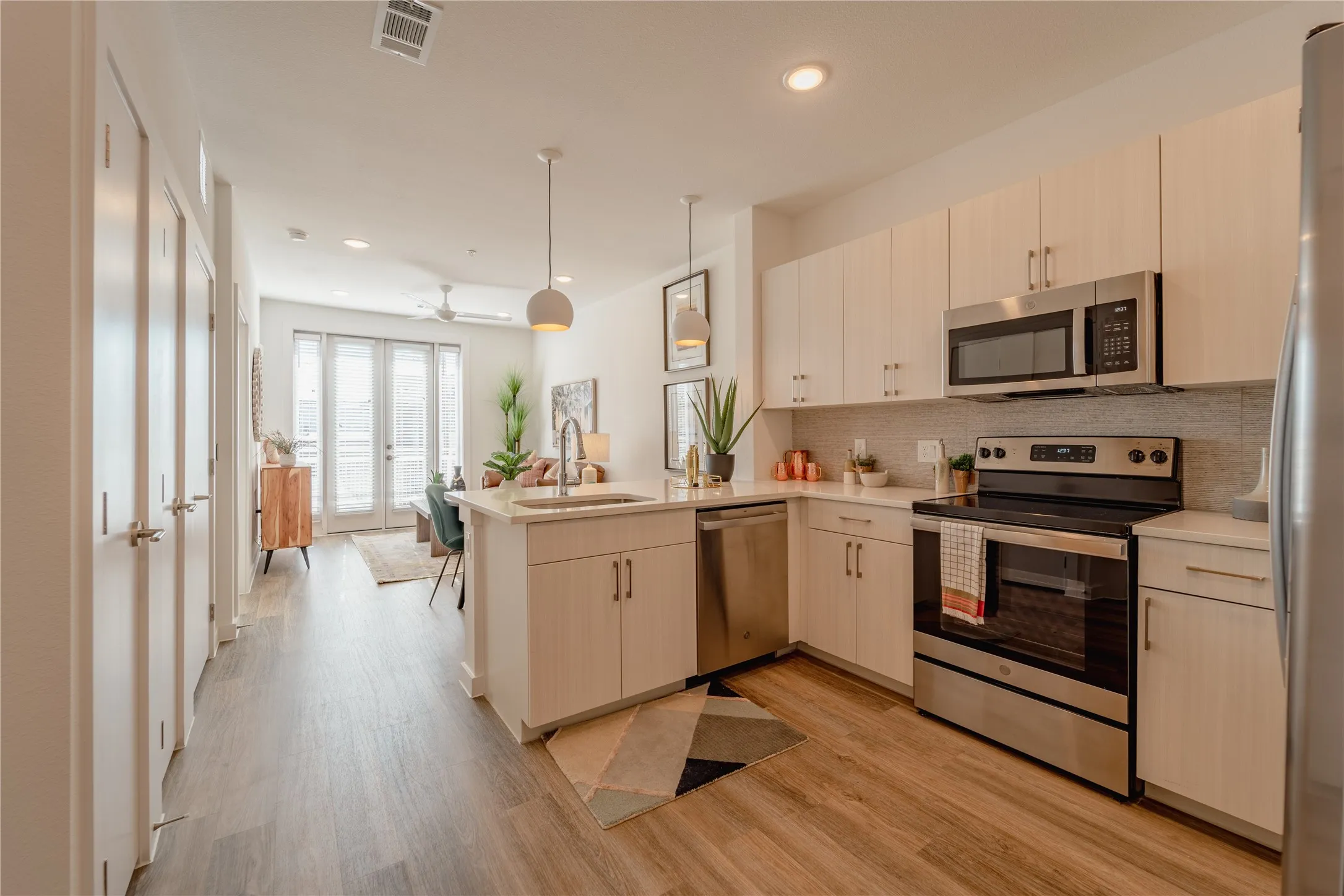 Apartment For Rent in Dallas County , 105 S Bishop Avenue 105-2319, Dallas, Texas 75208, 1 Bedroom, 1 Bathroom, 1 Garage spaces, 688 Sqft, built in 2022, mls#21377105, Real Estate Agent in Dallas, Homes For Rent in Dallas county, Homes For Rent in Dallas, Realtor in Dallas Texas, Real Estate Brokerage Independent Realty Texas, Luminita Cordes Realtor
