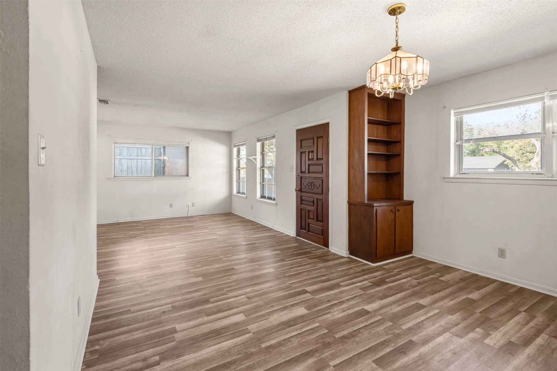Single Family Residence For Sale in Denton County , 2409 Mccormick Street, Denton, Texas 76205, 3 Bedroom, 2 Bathroom, 2 Garage spaces, 1,031 Sqft, built in 1978, mls#21376198, Real Estate Agent in Denton, Homes For Sale in Denton county, Homes For Sale in Denton, Realtor in Denton Texas, Real Estate Brokerage Independent Realty Texas, Luminita Cordes Realtor