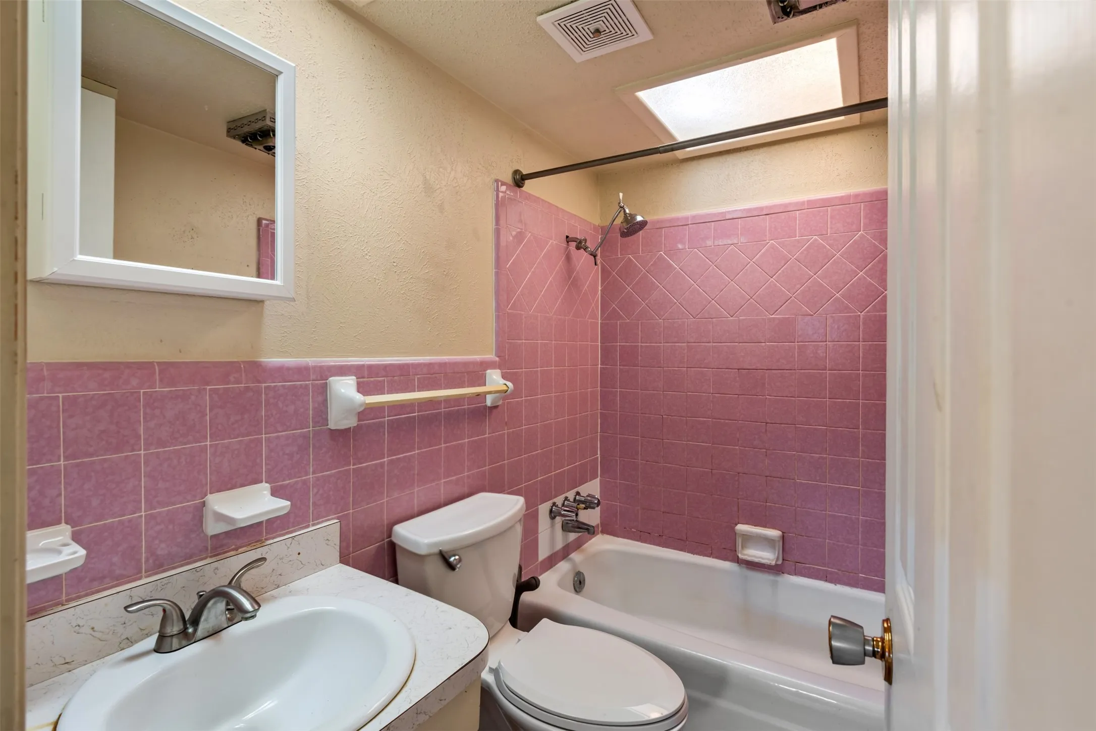 Single Family Residence For Sale in Denton County , 2409 Mccormick Street, Denton, Texas 76205, 3 Bedroom, 2 Bathroom, 2 Garage spaces, 1,031 Sqft, built in 1978, mls#21376198, Real Estate Agent in Denton, Homes For Sale in Denton county, Homes For Sale in Denton, Realtor in Denton Texas, Real Estate Brokerage Independent Realty Texas, Luminita Cordes Realtor