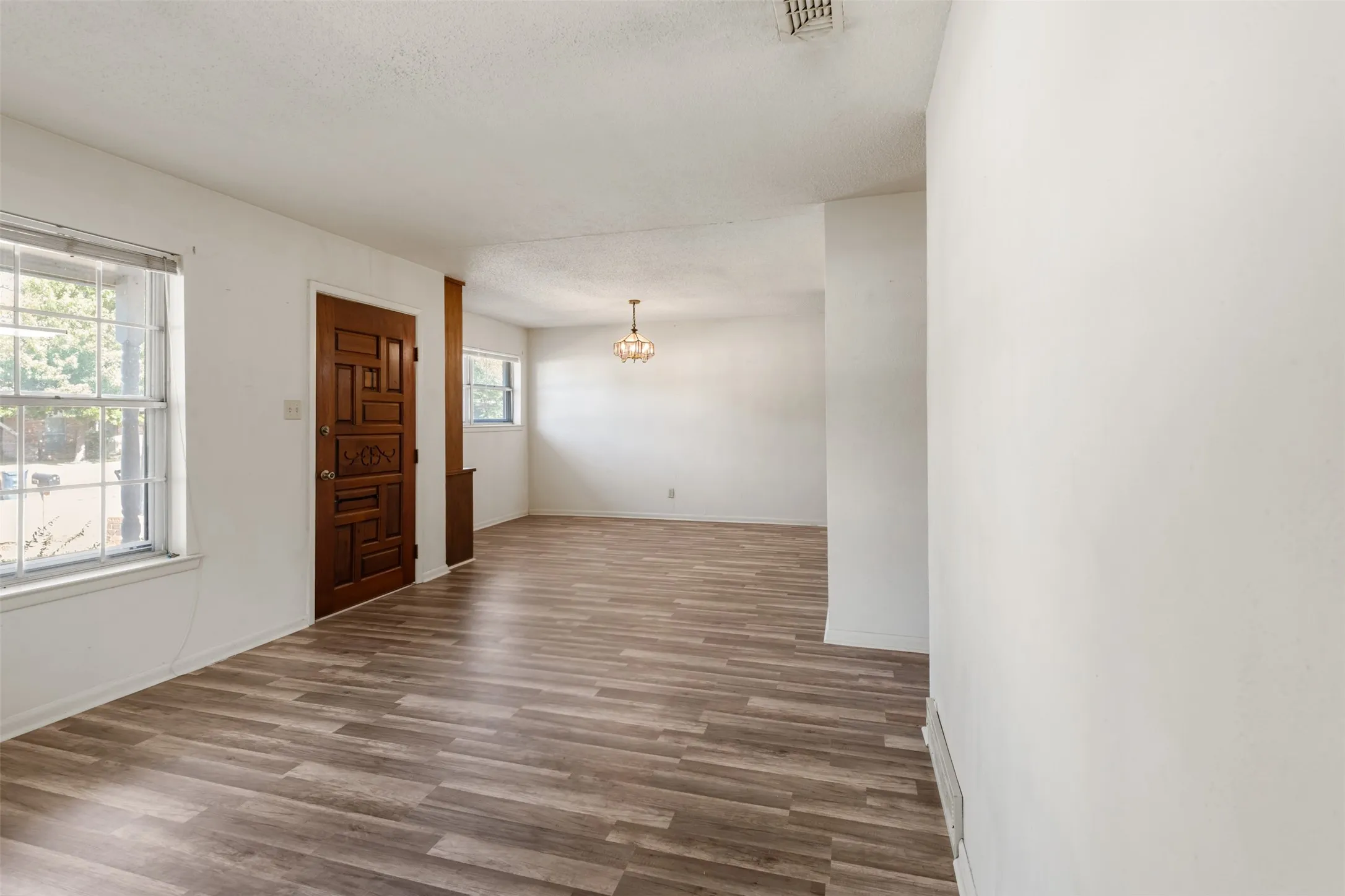 Single Family Residence For Sale in Denton County , 2409 Mccormick Street, Denton, Texas 76205, 3 Bedroom, 2 Bathroom, 2 Garage spaces, 1,031 Sqft, built in 1978, mls#21376198, Real Estate Agent in Denton, Homes For Sale in Denton county, Homes For Sale in Denton, Realtor in Denton Texas, Real Estate Brokerage Independent Realty Texas, Luminita Cordes Realtor