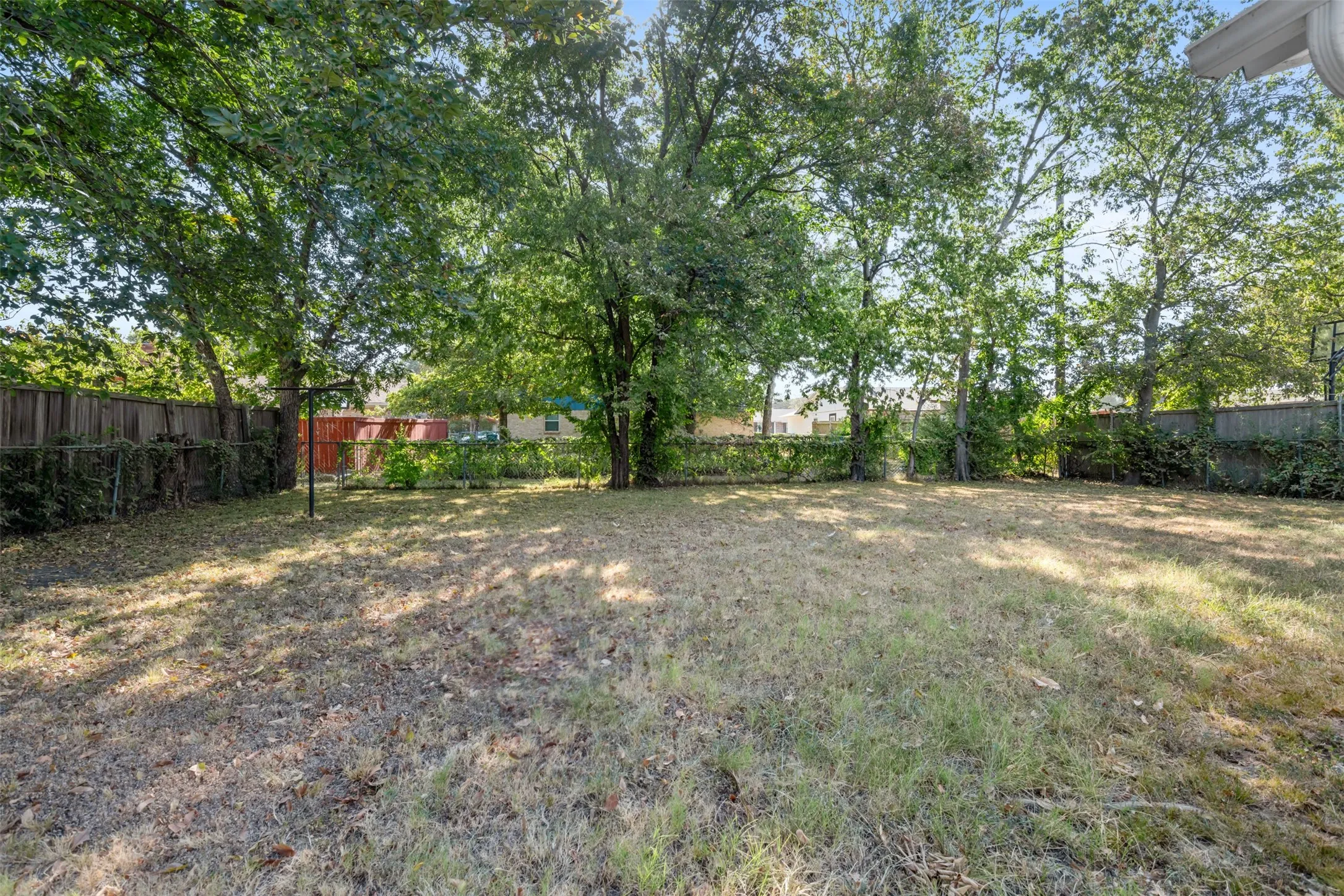 Single Family Residence For Sale in Denton County , 2409 Mccormick Street, Denton, Texas 76205, 3 Bedroom, 2 Bathroom, 2 Garage spaces, 1,031 Sqft, built in 1978, mls#21376198, Real Estate Agent in Denton, Homes For Sale in Denton county, Homes For Sale in Denton, Realtor in Denton Texas, Real Estate Brokerage Independent Realty Texas, Luminita Cordes Realtor