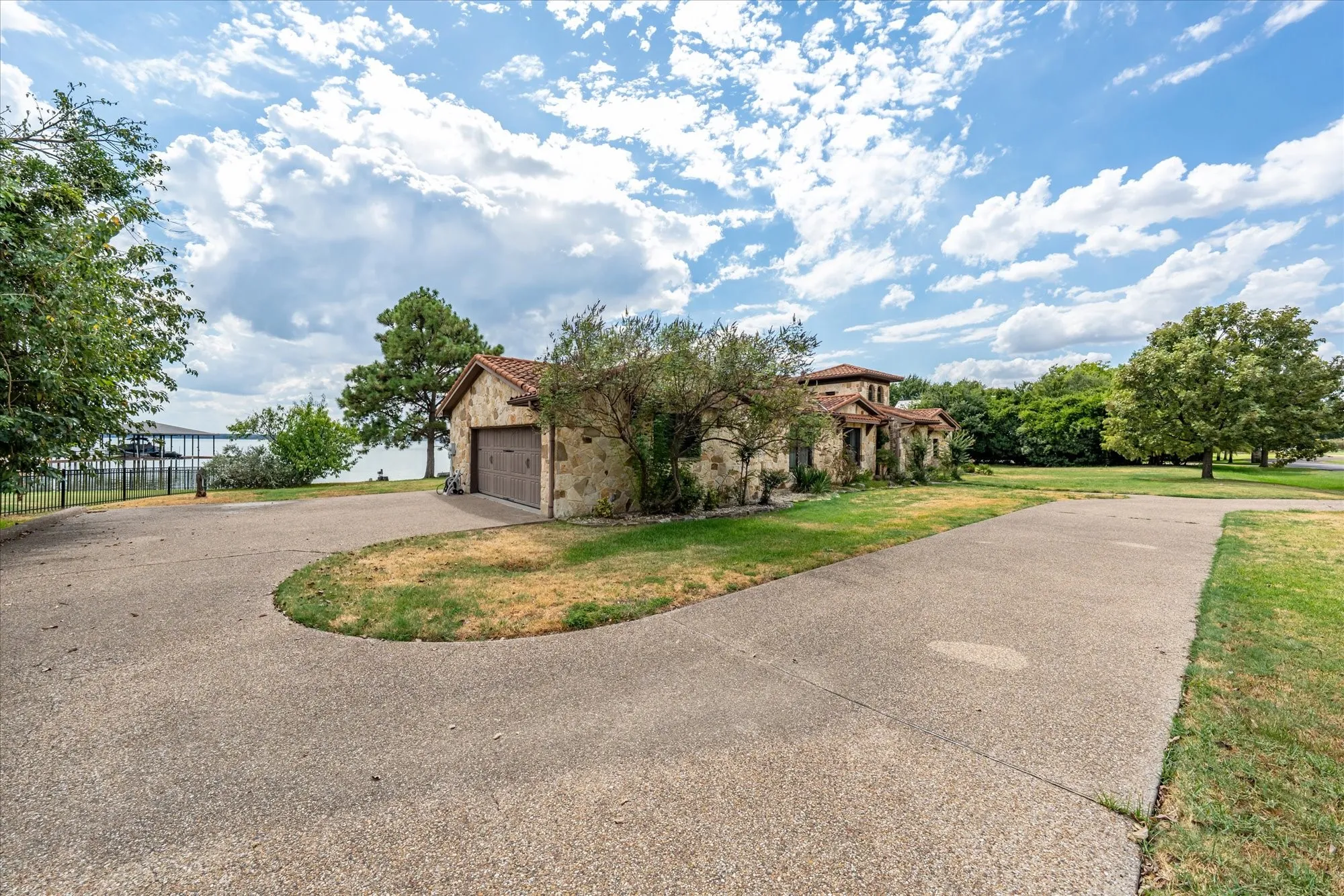 Single Family Residence For Sale in Navarro County , 1160 The Shores Drive, Corsicana, Texas 75109, 3 Bedroom, 2 Bathroom, 2 Garage spaces, 2,754 Sqft, built in 2008, mls#21377106, Real Estate Agent in Corsicana, Homes For Sale in Navarro county, Homes For Sale in Corsicana, Realtor in Corsicana Texas, Real Estate Brokerage Independent Realty Texas, Luminita Cordes Realtor