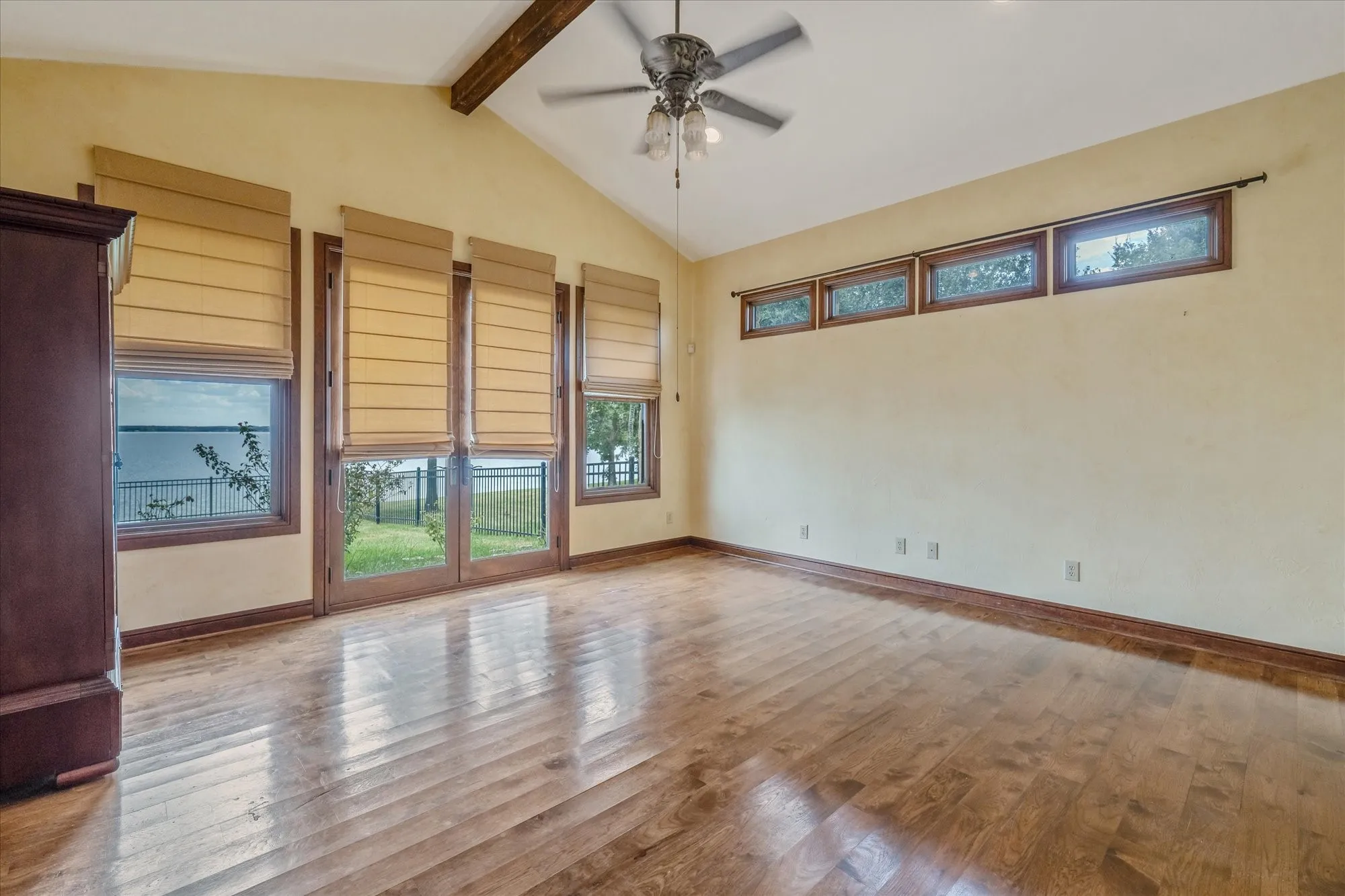 Single Family Residence For Sale in Navarro County , 1160 The Shores Drive, Corsicana, Texas 75109, 3 Bedroom, 2 Bathroom, 2 Garage spaces, 2,754 Sqft, built in 2008, mls#21377106, Real Estate Agent in Corsicana, Homes For Sale in Navarro county, Homes For Sale in Corsicana, Realtor in Corsicana Texas, Real Estate Brokerage Independent Realty Texas, Luminita Cordes Realtor