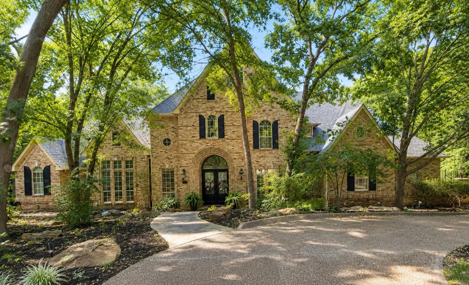 Single Family Residence For Sale in Tarrant County , 801 Huntington Court, Southlake, Texas 76092, 5 Bedroom, 6 Bathroom, 4 Garage spaces, 5,114 Sqft, built in 1996, mls#21377099, Real Estate Agent in Southlake, Homes For Sale in Tarrant county, Homes For Sale in Southlake, Realtor in Southlake Texas, Real Estate Brokerage Independent Realty Texas, Luminita Cordes Realtor