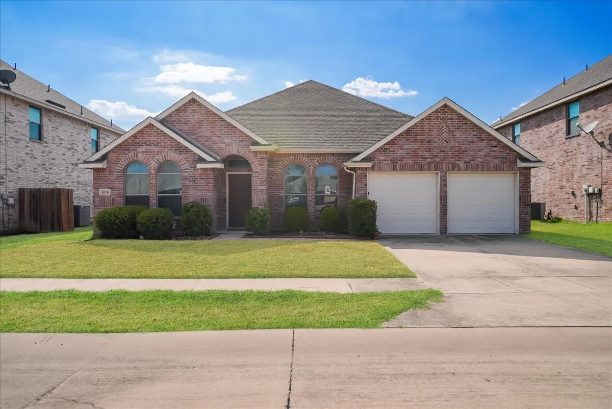Single Family Residence For Sale in Denton County , 1010 Canterbury Drive, Prosper, Texas 75078, 4 Bedroom, 2 Bathroom, 2 Garage spaces, 2,045 Sqft, built in 2010, mls#21375055, Real Estate Agent in Prosper, Homes For Sale in Denton county, Homes For Sale in Prosper, Realtor in Prosper Texas, Real Estate Brokerage Independent Realty Texas, Luminita Cordes Realtor