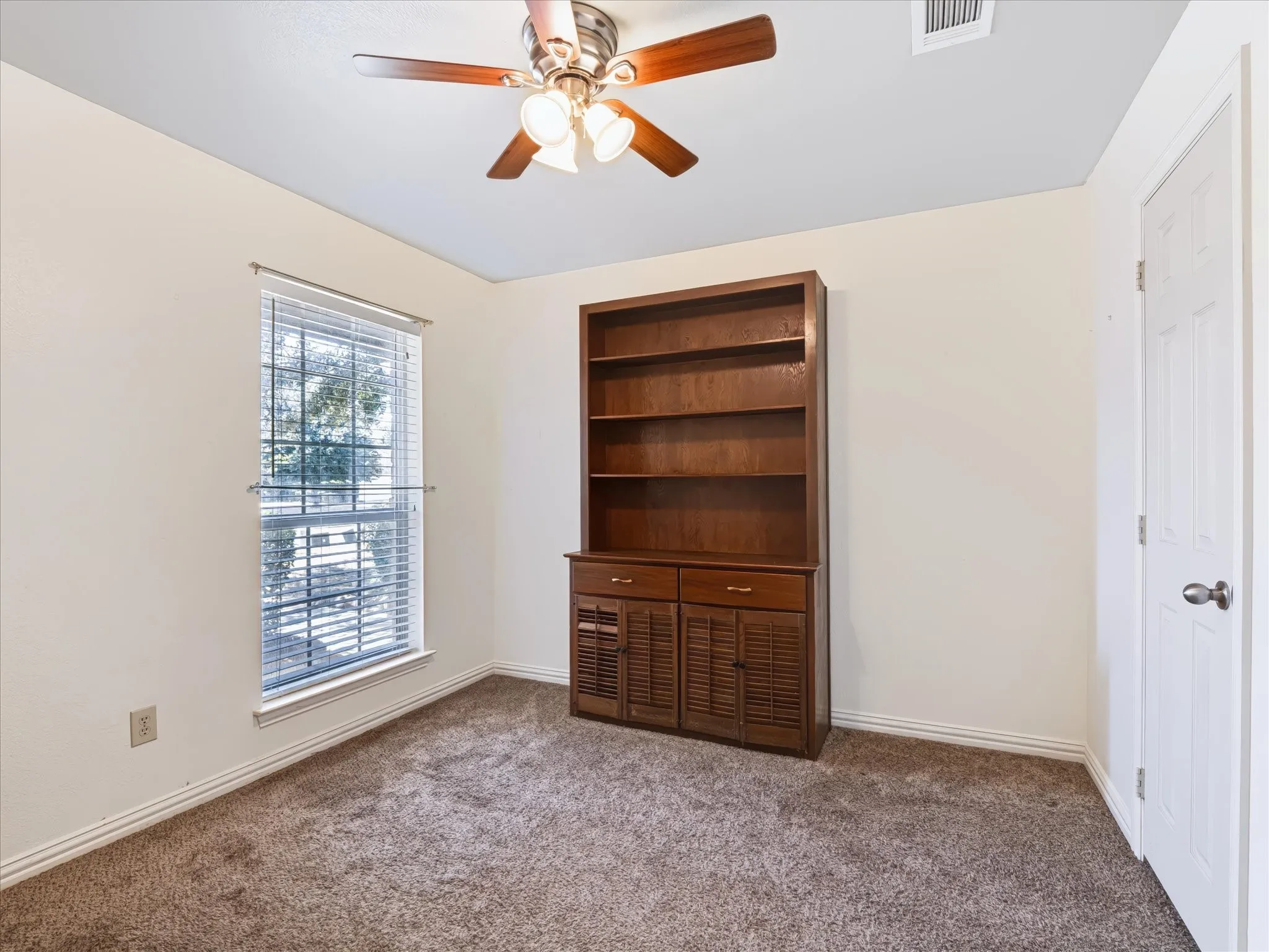 Single Family Residence For Sale in Denton County , 732 Countryside Drive, Aubrey, Texas 76227, 3 Bedroom, 2 Bathroom, 2 Garage spaces, 1,649 Sqft, built in 2005, mls#21374123, Real Estate Agent in Aubrey, Homes For Sale in Denton county, Homes For Sale in Aubrey, Realtor in Aubrey Texas, Real Estate Brokerage Independent Realty Texas, Luminita Cordes Realtor