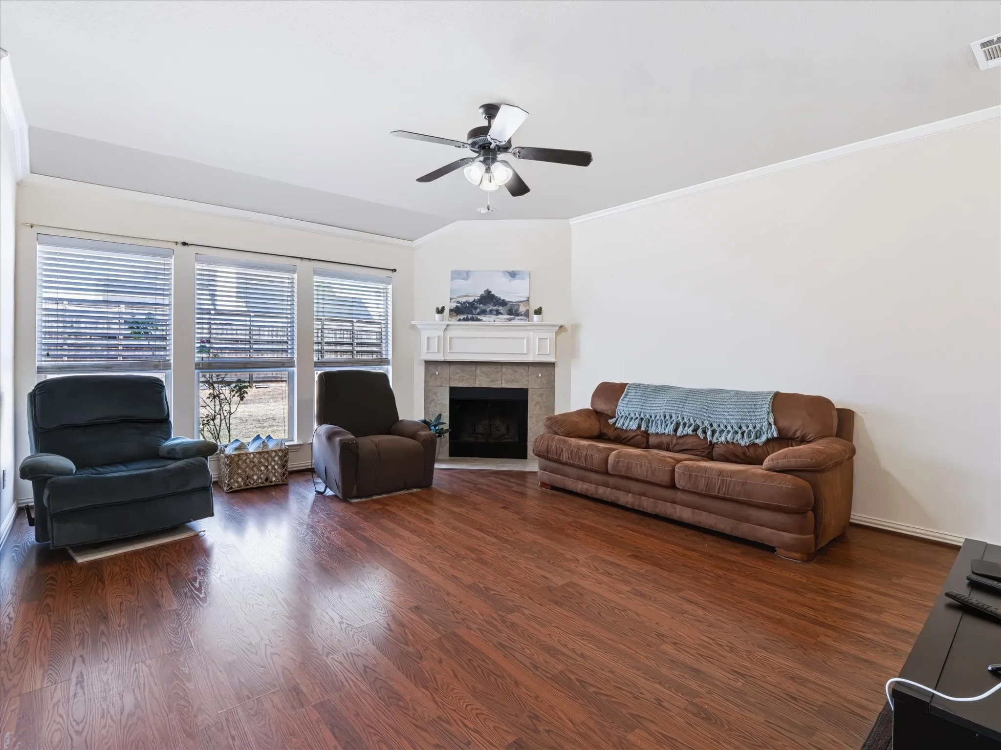 Single Family Residence For Sale in Denton County , 732 Countryside Drive, Aubrey, Texas 76227, 3 Bedroom, 2 Bathroom, 2 Garage spaces, 1,649 Sqft, built in 2005, mls#21374123, Real Estate Agent in Aubrey, Homes For Sale in Denton county, Homes For Sale in Aubrey, Realtor in Aubrey Texas, Real Estate Brokerage Independent Realty Texas, Luminita Cordes Realtor