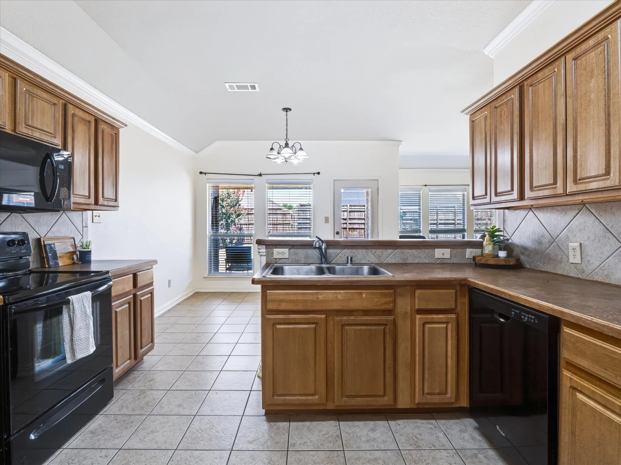 Single Family Residence For Sale in Denton County , 732 Countryside Drive, Aubrey, Texas 76227, 3 Bedroom, 2 Bathroom, 2 Garage spaces, 1,649 Sqft, built in 2005, mls#21374123, Real Estate Agent in Aubrey, Homes For Sale in Denton county, Homes For Sale in Aubrey, Realtor in Aubrey Texas, Real Estate Brokerage Independent Realty Texas, Luminita Cordes Realtor