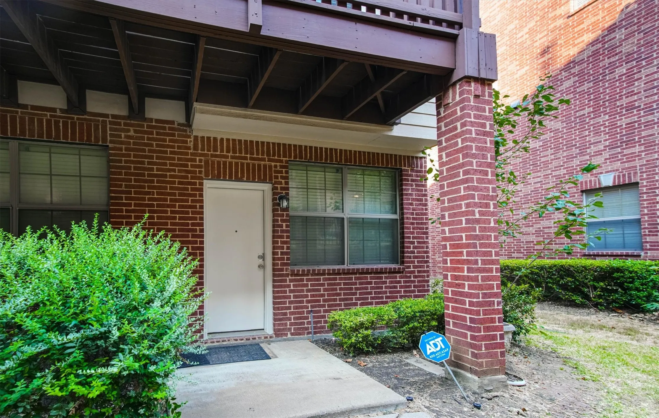 Townhouse For Rent in Dallas County , 1441 Fox Run Drive, Irving, Texas 75063, 3 Bedroom, 4 Bathroom, 2 Garage spaces, 2,241 Sqft, built in 2006, mls#21376849, Real Estate Agent in Irving, Homes For Rent in Dallas county, Homes For Rent in Irving, Realtor in Irving Texas, Real Estate Brokerage Independent Realty Texas, Luminita Cordes Realtor