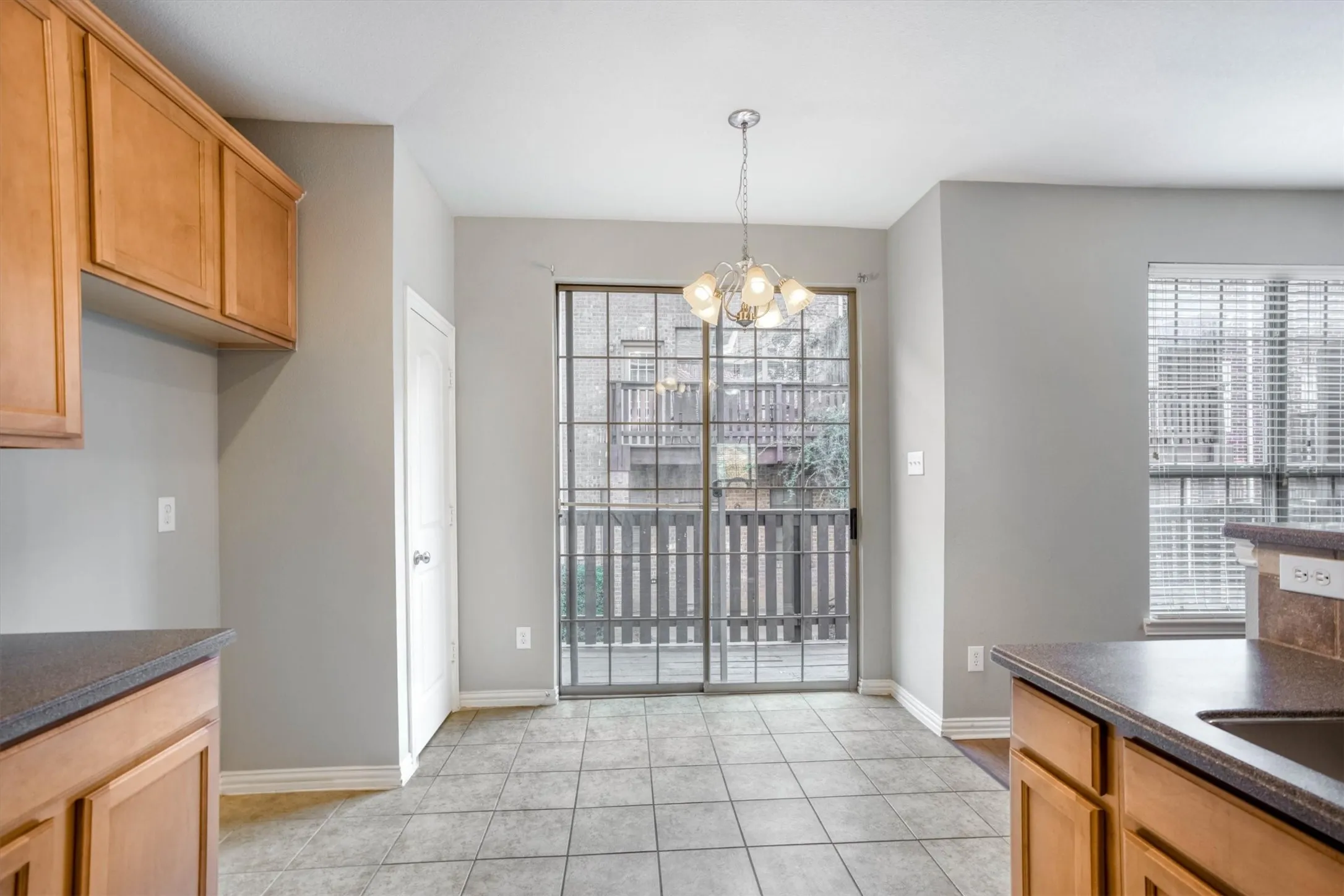 Townhouse For Rent in Dallas County , 1441 Fox Run Drive, Irving, Texas 75063, 3 Bedroom, 4 Bathroom, 2 Garage spaces, 2,241 Sqft, built in 2006, mls#21376849, Real Estate Agent in Irving, Homes For Rent in Dallas county, Homes For Rent in Irving, Realtor in Irving Texas, Real Estate Brokerage Independent Realty Texas, Luminita Cordes Realtor