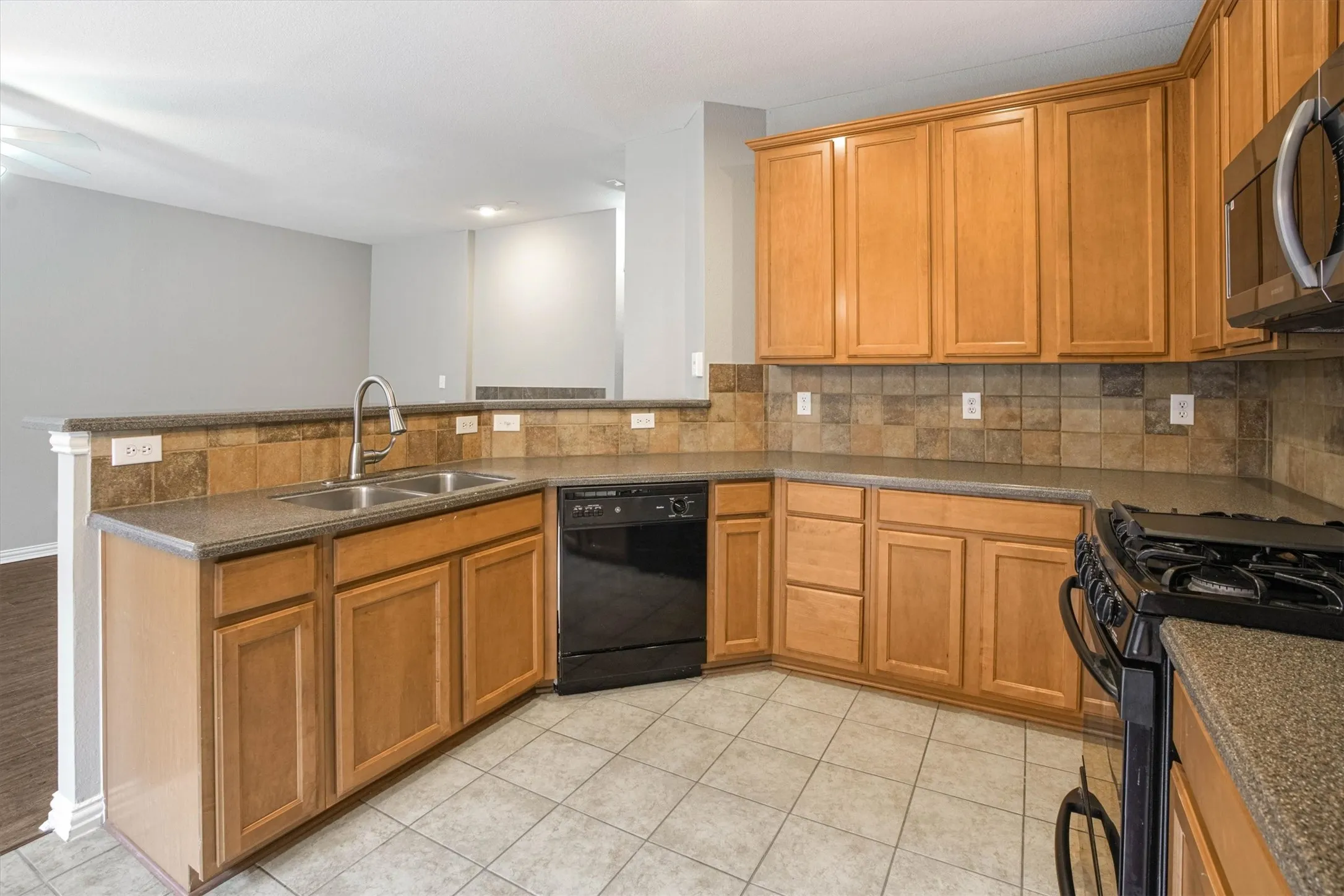 Townhouse For Rent in Dallas County , 1441 Fox Run Drive, Irving, Texas 75063, 3 Bedroom, 4 Bathroom, 2 Garage spaces, 2,241 Sqft, built in 2006, mls#21376849, Real Estate Agent in Irving, Homes For Rent in Dallas county, Homes For Rent in Irving, Realtor in Irving Texas, Real Estate Brokerage Independent Realty Texas, Luminita Cordes Realtor