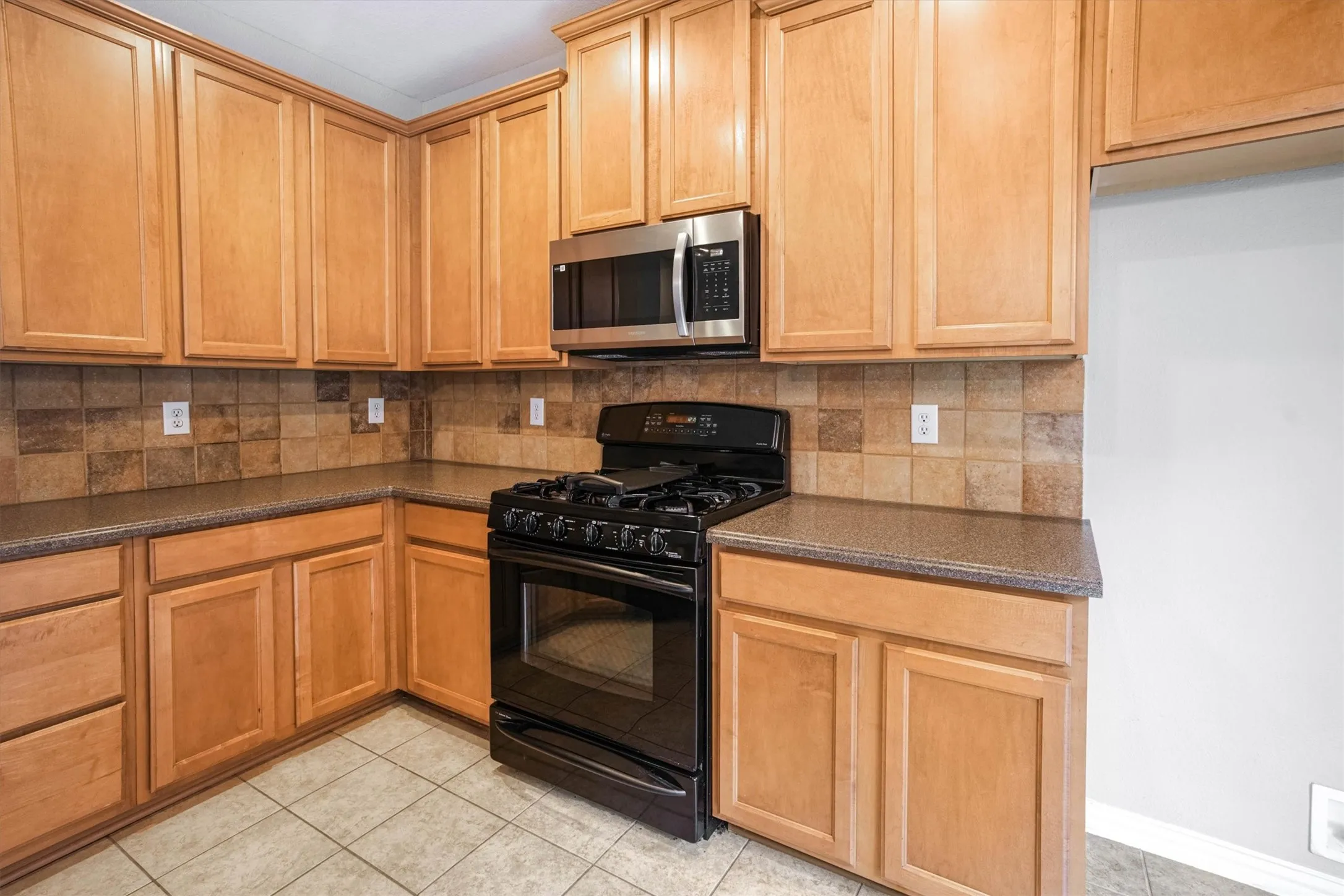 Townhouse For Rent in Dallas County , 1441 Fox Run Drive, Irving, Texas 75063, 3 Bedroom, 4 Bathroom, 2 Garage spaces, 2,241 Sqft, built in 2006, mls#21376849, Real Estate Agent in Irving, Homes For Rent in Dallas county, Homes For Rent in Irving, Realtor in Irving Texas, Real Estate Brokerage Independent Realty Texas, Luminita Cordes Realtor