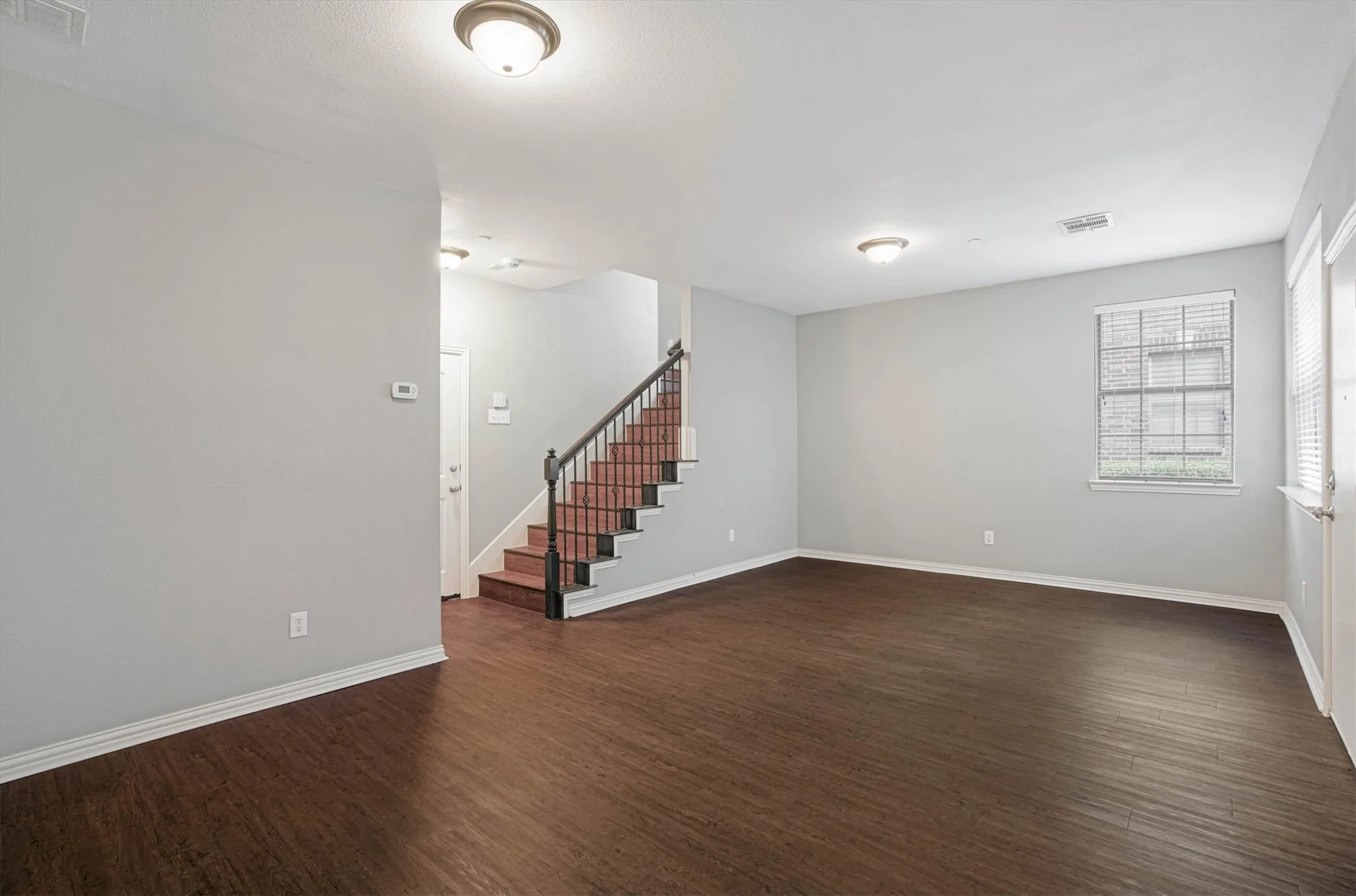 Townhouse For Rent in Dallas County , 1441 Fox Run Drive, Irving, Texas 75063, 3 Bedroom, 4 Bathroom, 2 Garage spaces, 2,241 Sqft, built in 2006, mls#21376849, Real Estate Agent in Irving, Homes For Rent in Dallas county, Homes For Rent in Irving, Realtor in Irving Texas, Real Estate Brokerage Independent Realty Texas, Luminita Cordes Realtor