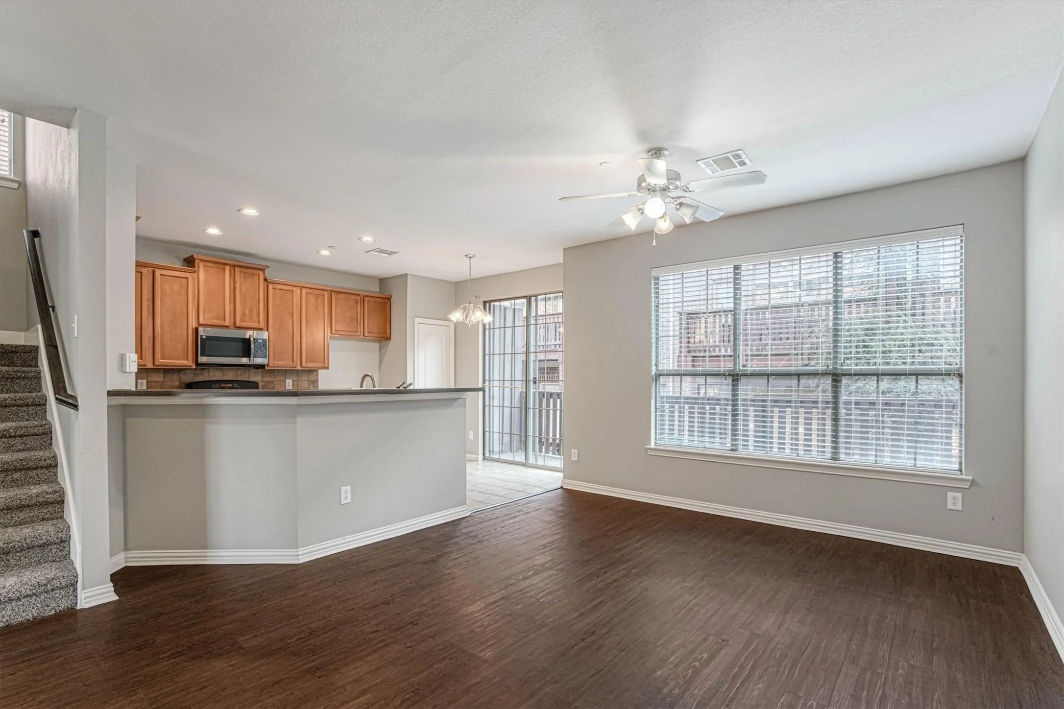 Townhouse For Rent in Dallas County , 1441 Fox Run Drive, Irving, Texas 75063, 3 Bedroom, 4 Bathroom, 2 Garage spaces, 2,241 Sqft, built in 2006, mls#21376849, Real Estate Agent in Irving, Homes For Rent in Dallas county, Homes For Rent in Irving, Realtor in Irving Texas, Real Estate Brokerage Independent Realty Texas, Luminita Cordes Realtor