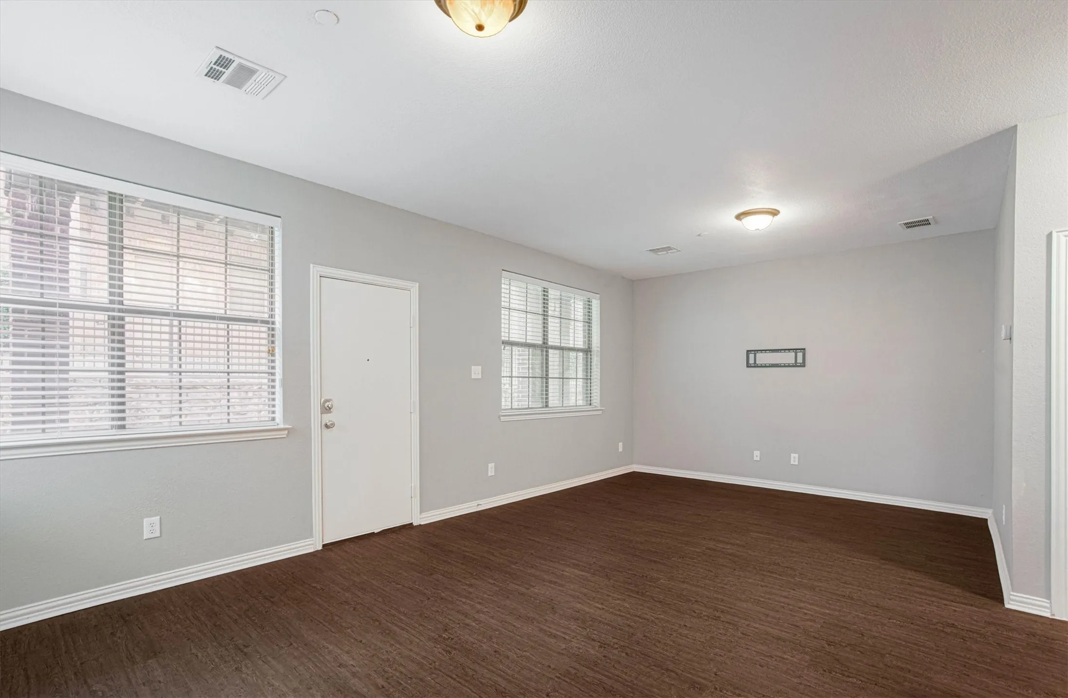 Townhouse For Rent in Dallas County , 1441 Fox Run Drive, Irving, Texas 75063, 3 Bedroom, 4 Bathroom, 2 Garage spaces, 2,241 Sqft, built in 2006, mls#21376849, Real Estate Agent in Irving, Homes For Rent in Dallas county, Homes For Rent in Irving, Realtor in Irving Texas, Real Estate Brokerage Independent Realty Texas, Luminita Cordes Realtor