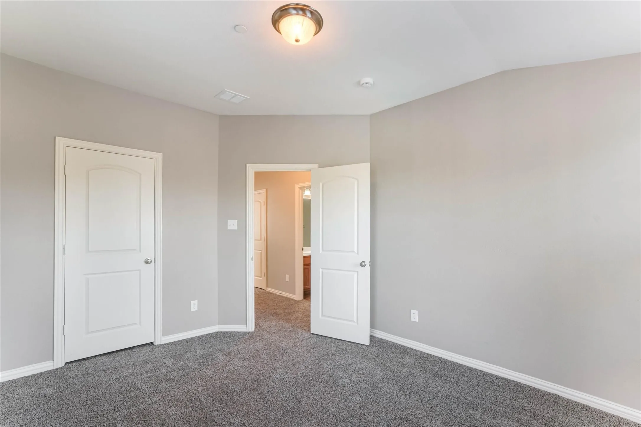Townhouse For Rent in Dallas County , 1441 Fox Run Drive, Irving, Texas 75063, 3 Bedroom, 4 Bathroom, 2 Garage spaces, 2,241 Sqft, built in 2006, mls#21376849, Real Estate Agent in Irving, Homes For Rent in Dallas county, Homes For Rent in Irving, Realtor in Irving Texas, Real Estate Brokerage Independent Realty Texas, Luminita Cordes Realtor